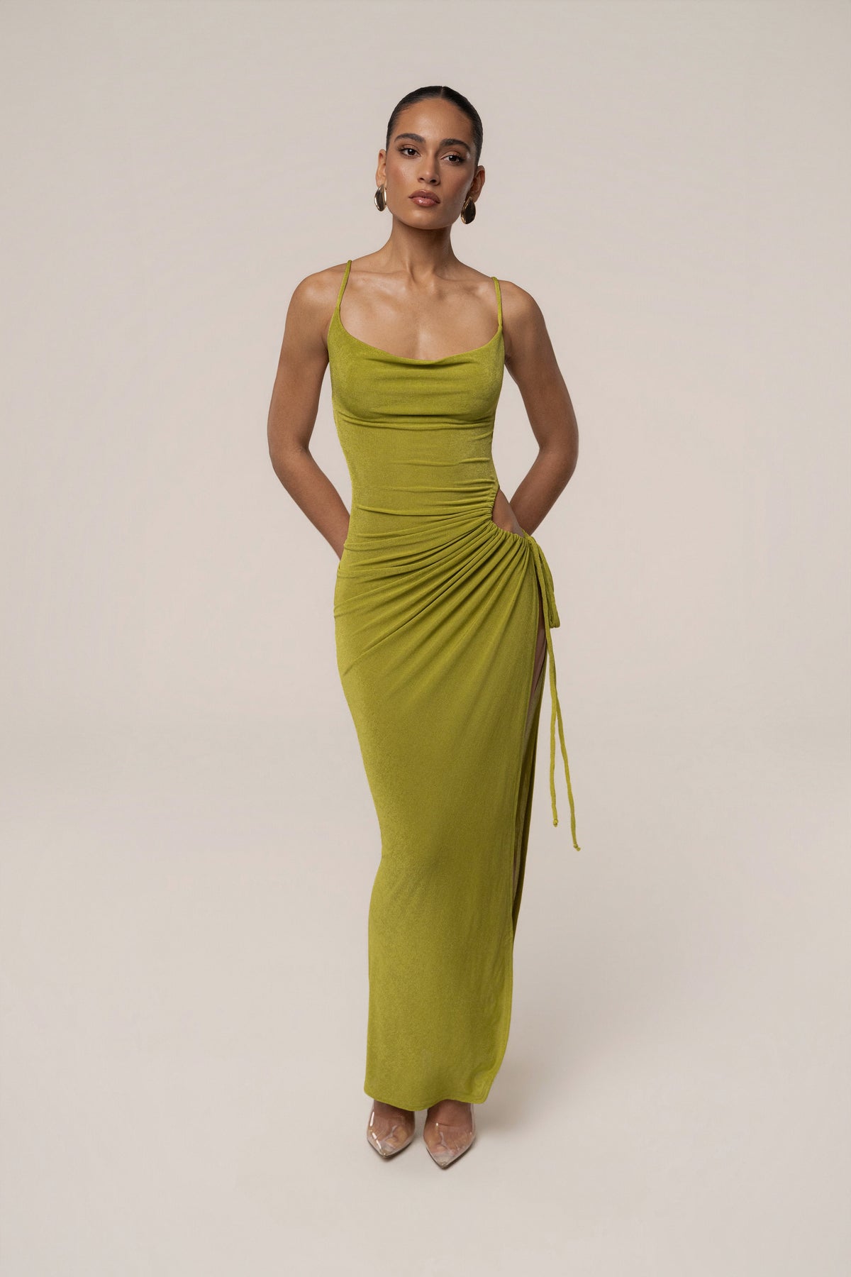 « Haute Exigence » — Robe Longue Drapée Échancrée, Vert Citron