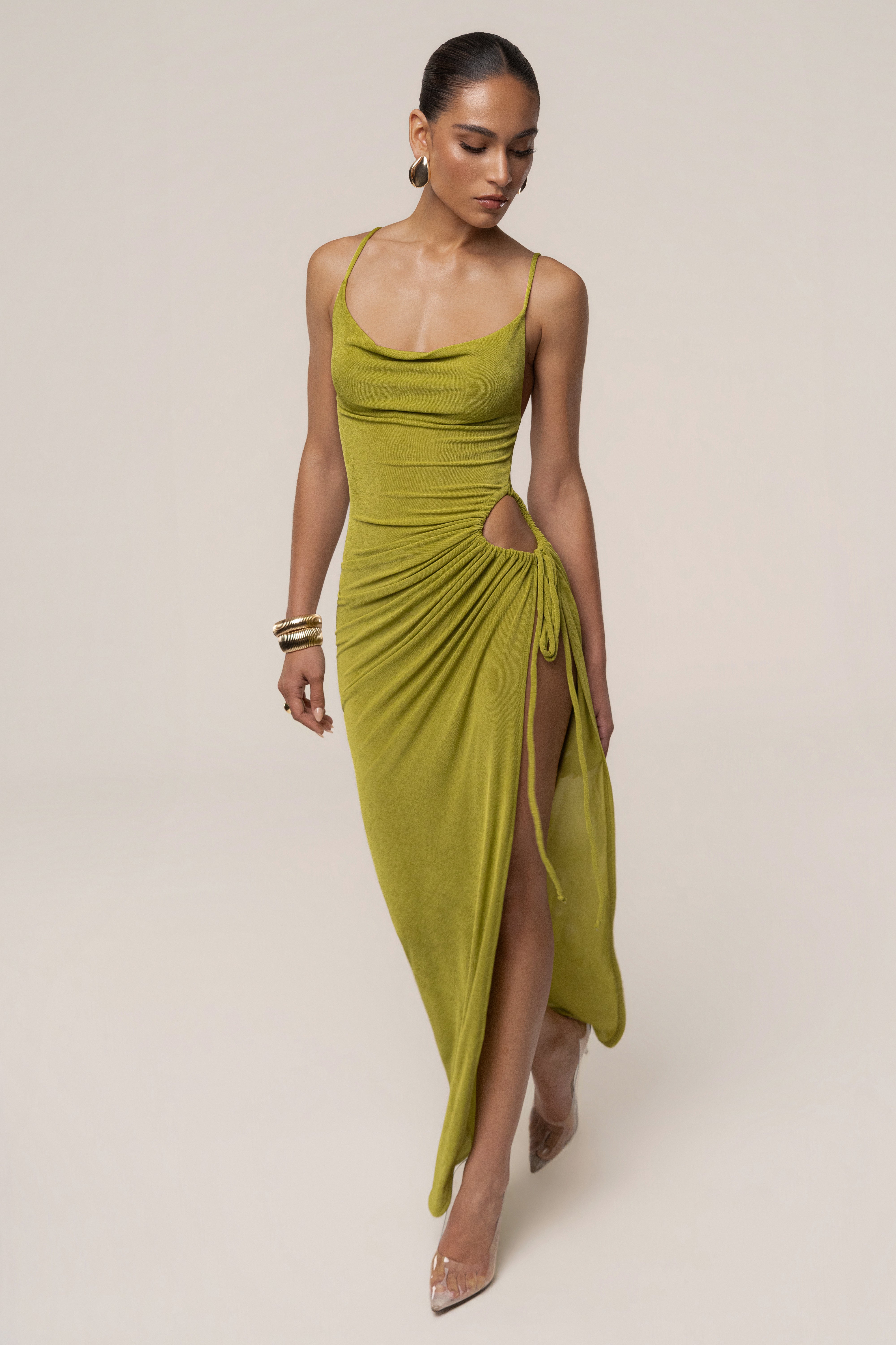 « Haute Exigence » — Robe Longue Drapée Échancrée, Vert Citron
