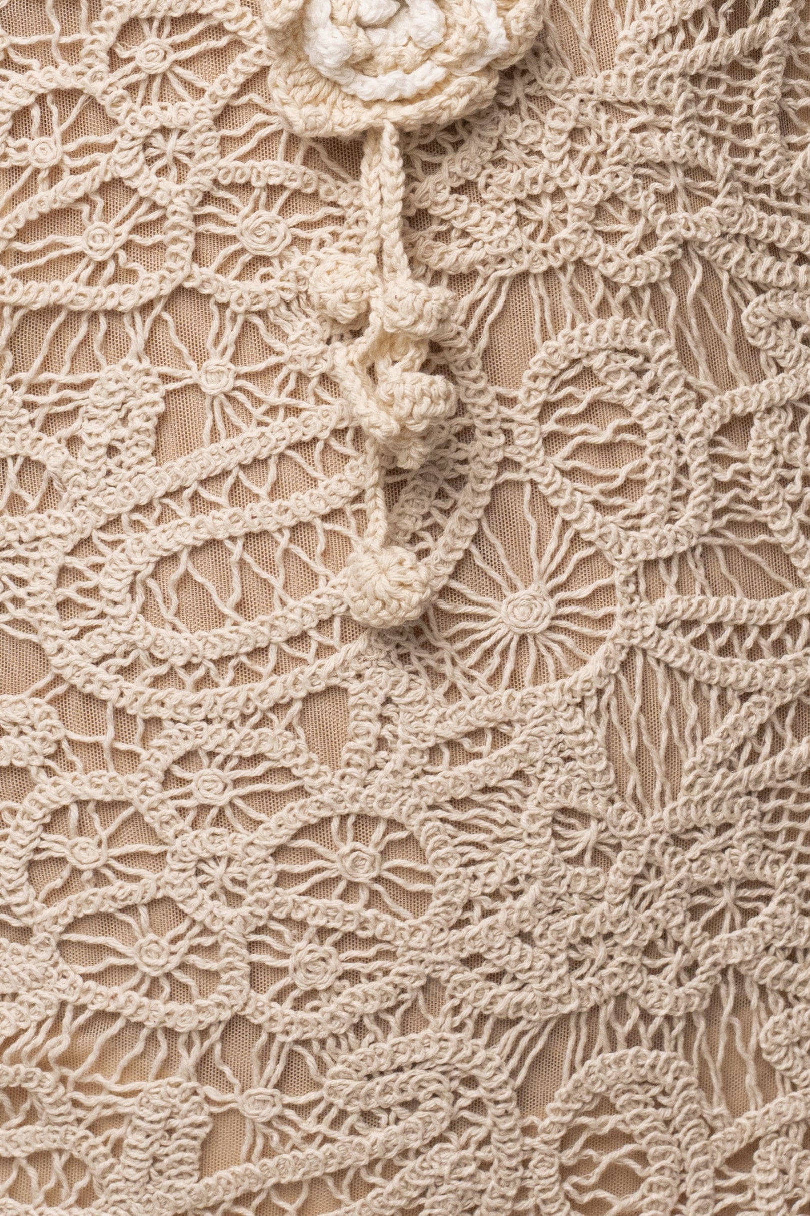 « Riviera Fleurie » — Robe Longue en Dentelle Frangée, Crème