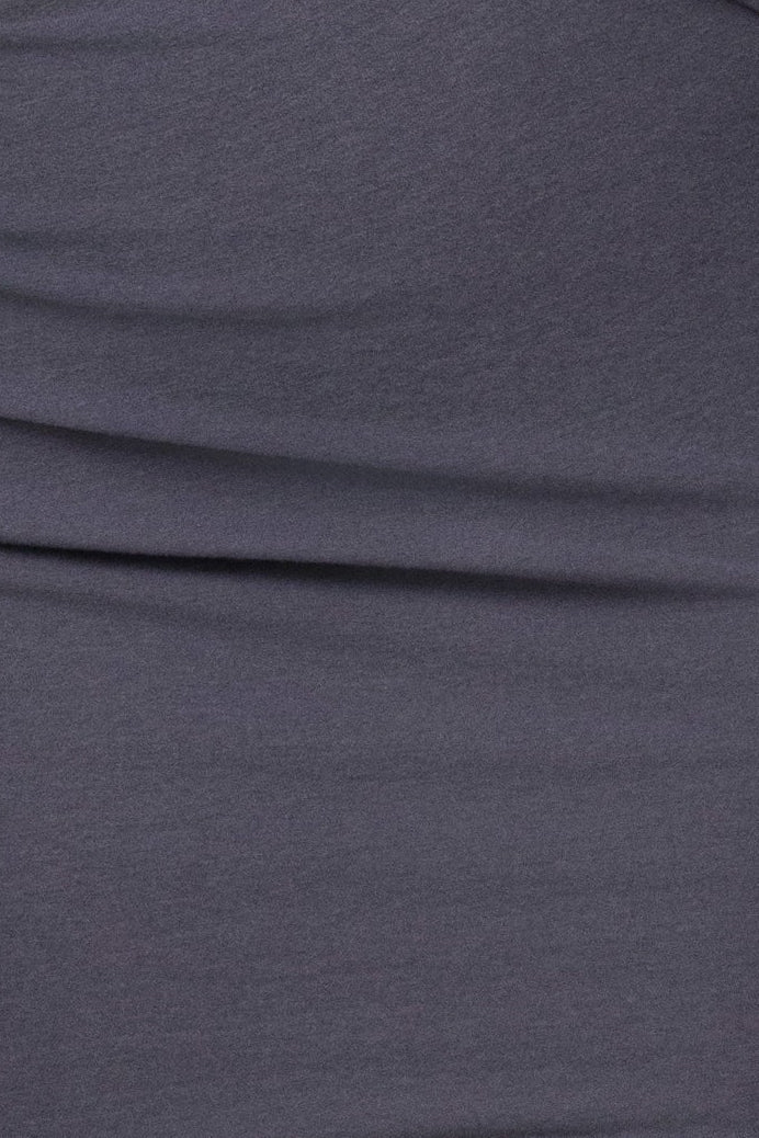 « Nuit Sculptée » — Robe Courte Sculptante à Cut-Out, Gris Étain