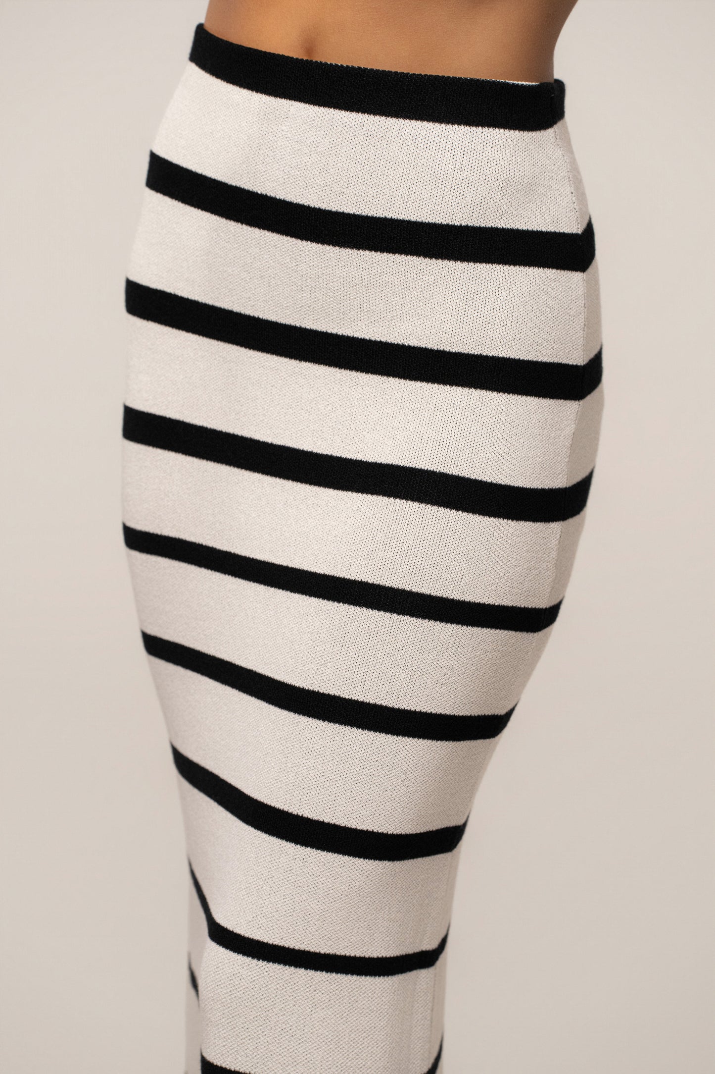 « Nuits de Marina » — Ensemble Jupe Longue Rayée, Blanc et Noir