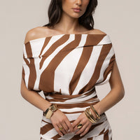 « Empreinte Sauvage » — Robe Longue Dos Nu Zébrée, Brun