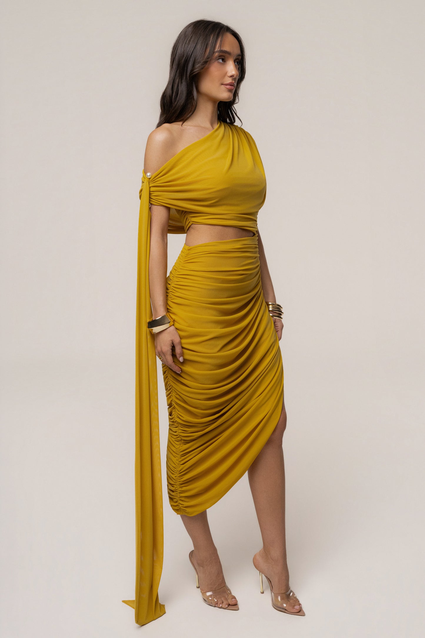 « Aris » — Robe Mi-Longue Découpée, Moutarde