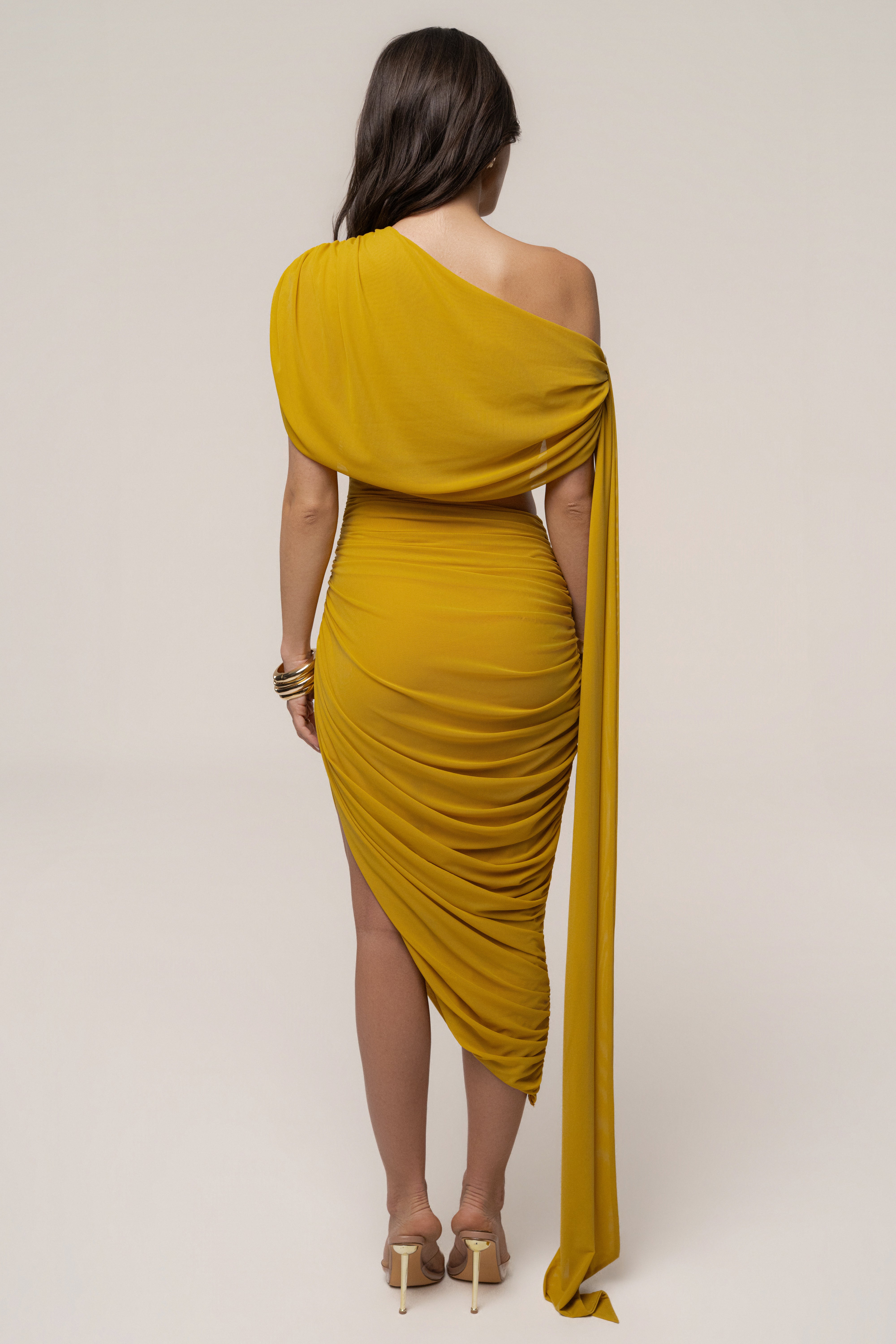 « Aris » — Robe Mi-Longue Découpée, Moutarde