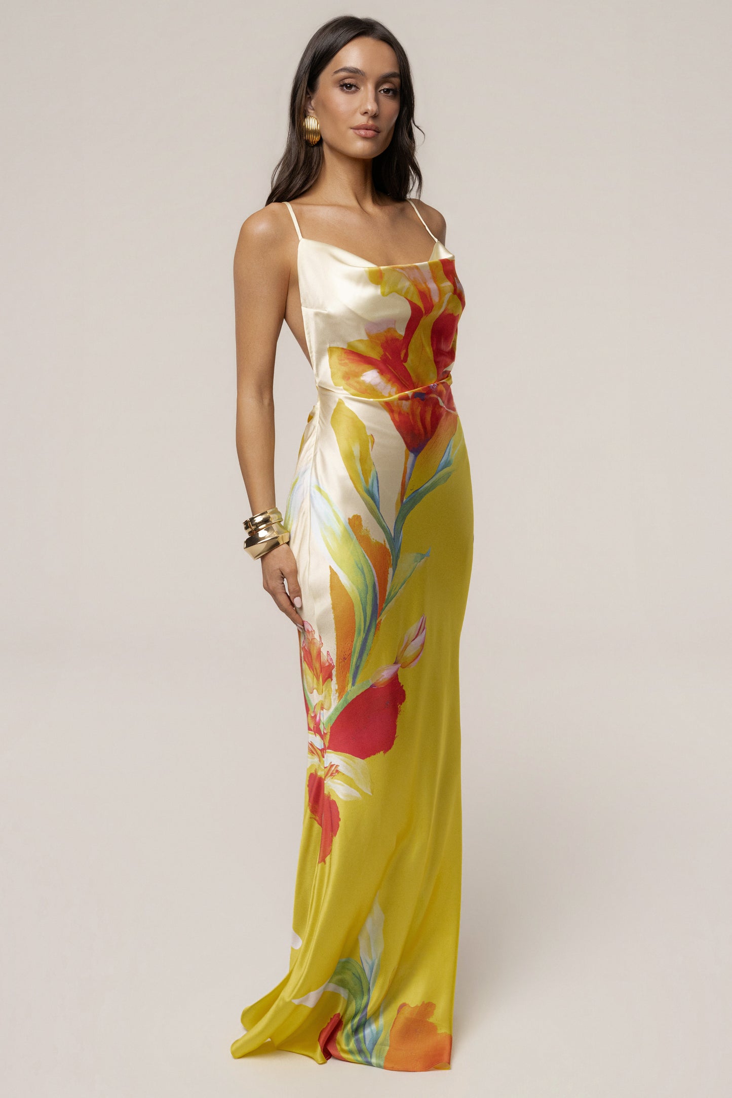 « Éden Tropical » — Robe Longue Fleurie en Satin, Jaune