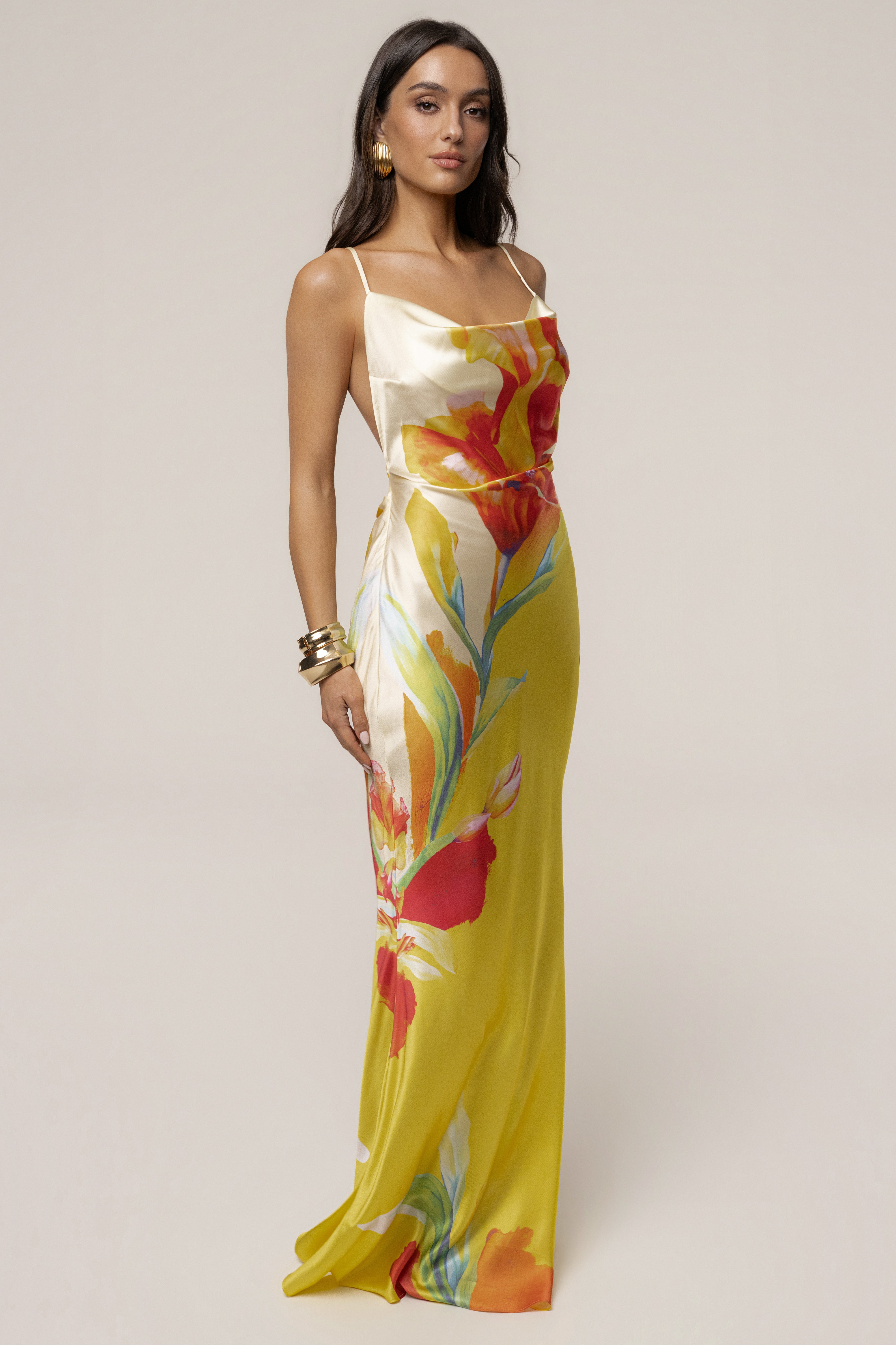 « Éden Tropical » — Robe Longue Fleurie en Satin, Jaune