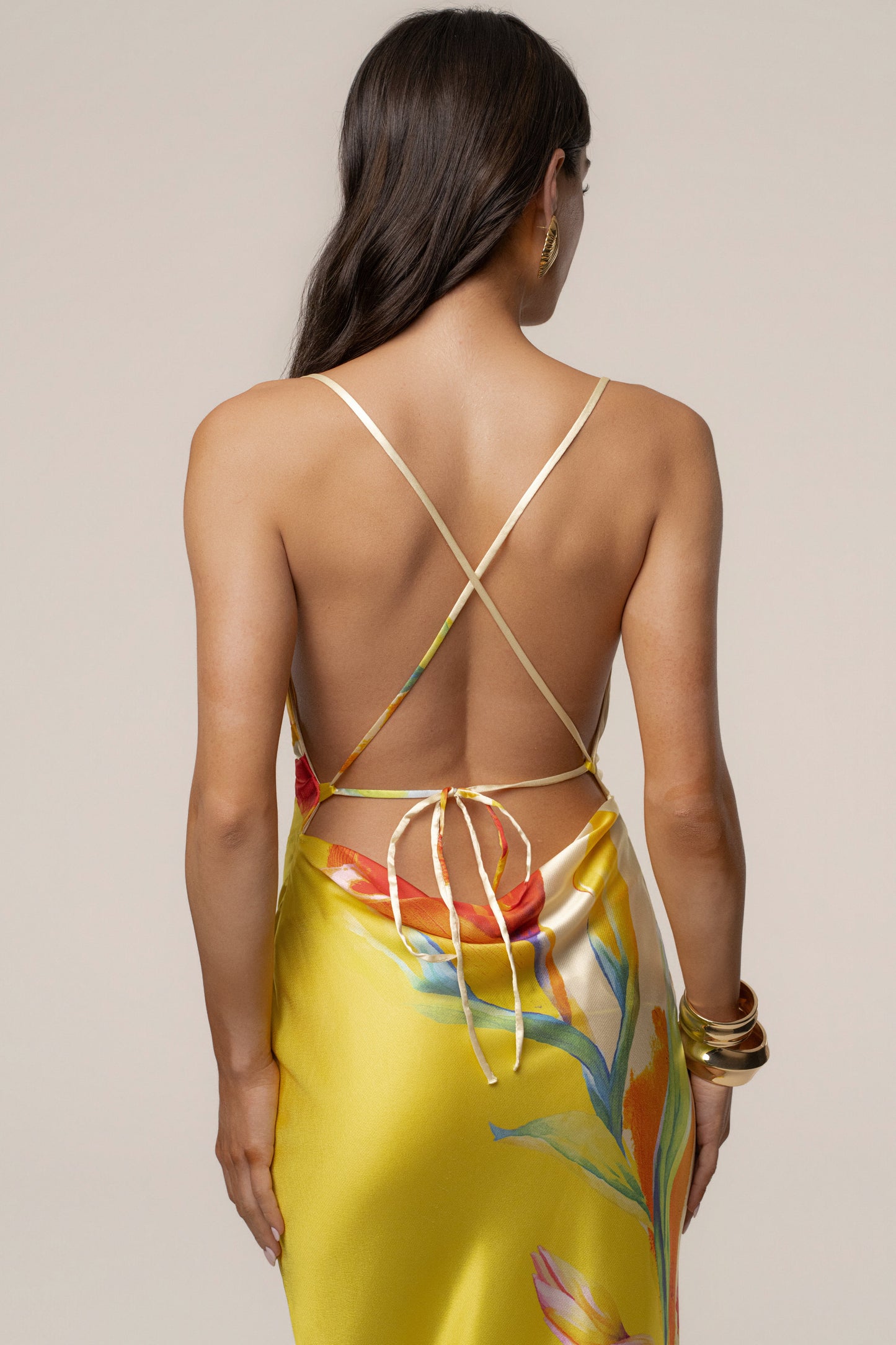 « Éden Tropical » — Robe Longue Fleurie en Satin, Jaune