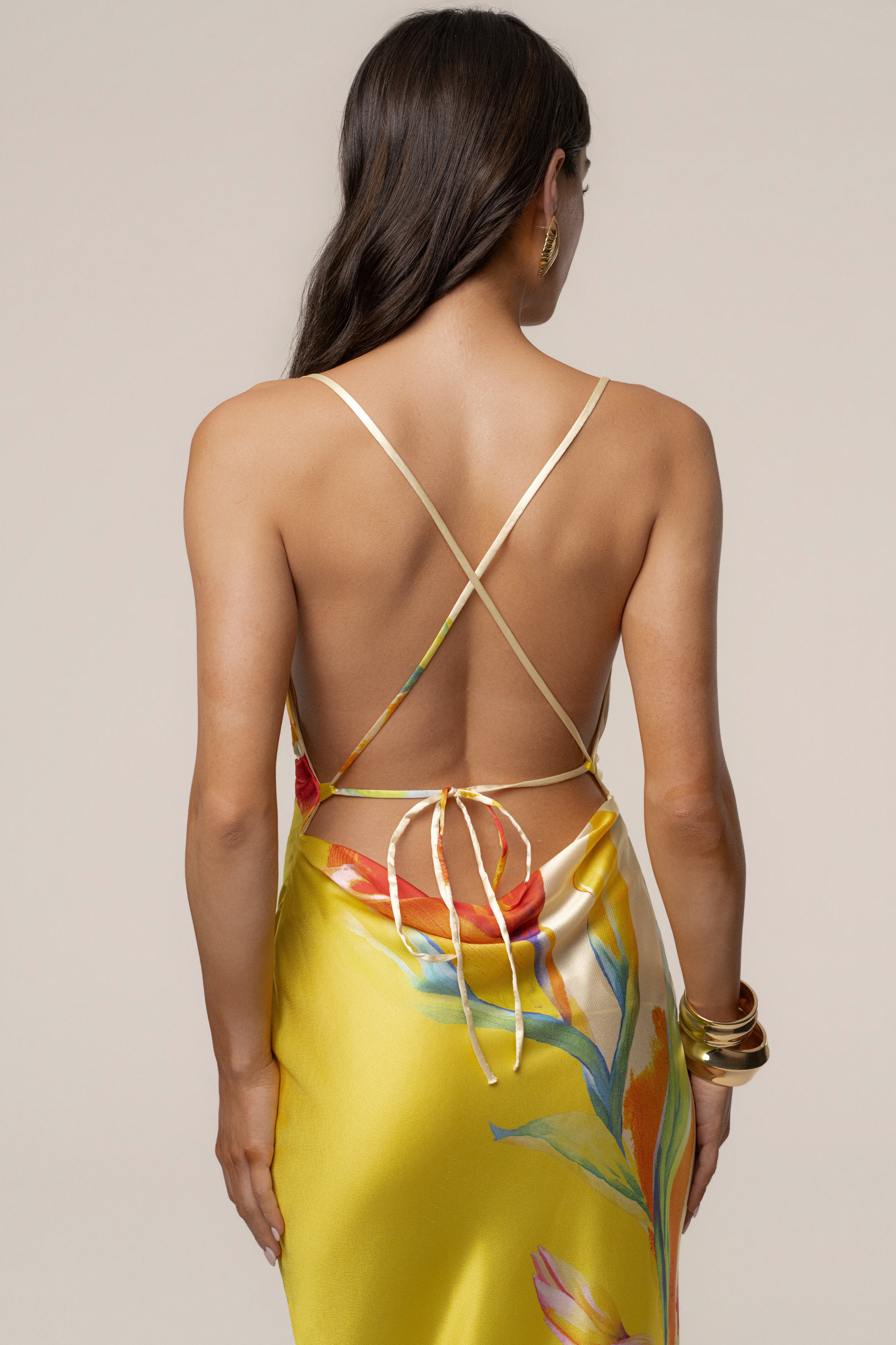 « Éden Tropical » — Robe Longue Fleurie en Satin, Jaune