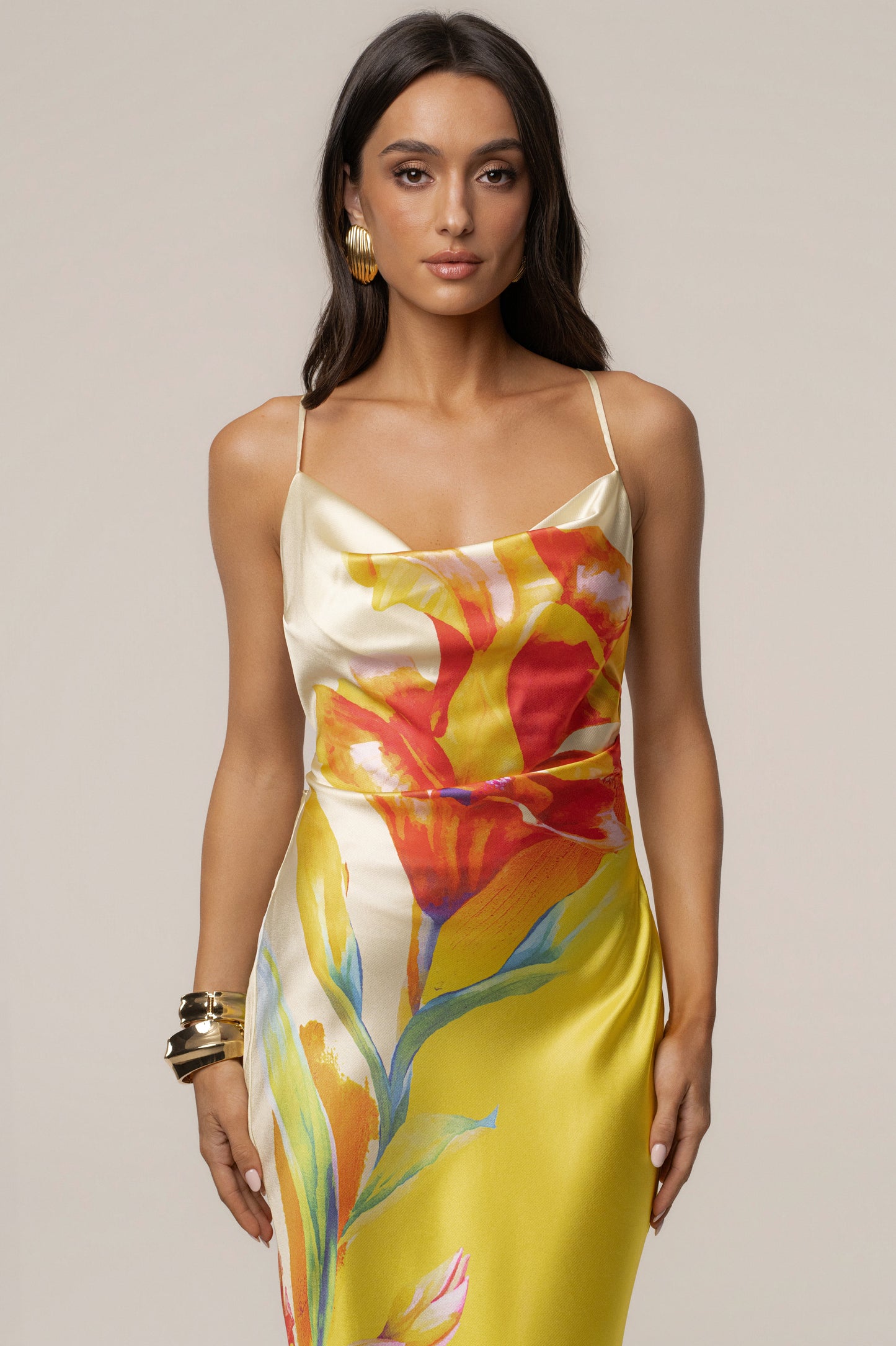 « Éden Tropical » — Robe Longue Fleurie en Satin, Jaune