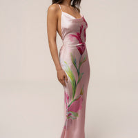 « Éden Tropical » — Robe Longue Fleurie en Satin, Rose Pâle