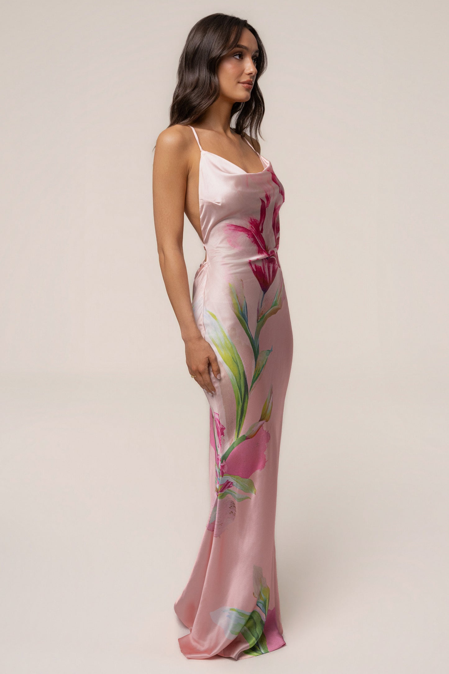 « Éden Tropical » — Robe Longue Fleurie en Satin, Rose Pâle
