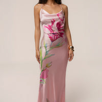 « Éden Tropical » — Robe Longue Fleurie en Satin, Rose Pâle