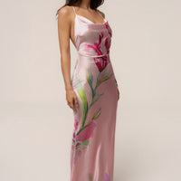 « Éden Tropical » — Robe Longue Fleurie en Satin, Rose Pâle