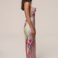 « Éden Tropical » — Robe Longue Fleurie en Satin, Rose Pâle