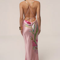 « Éden Tropical » — Robe Longue Fleurie en Satin, Rose Pâle
