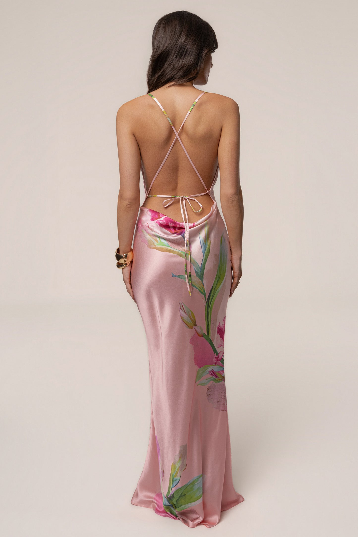 « Éden Tropical » — Robe Longue Fleurie en Satin, Rose Pâle