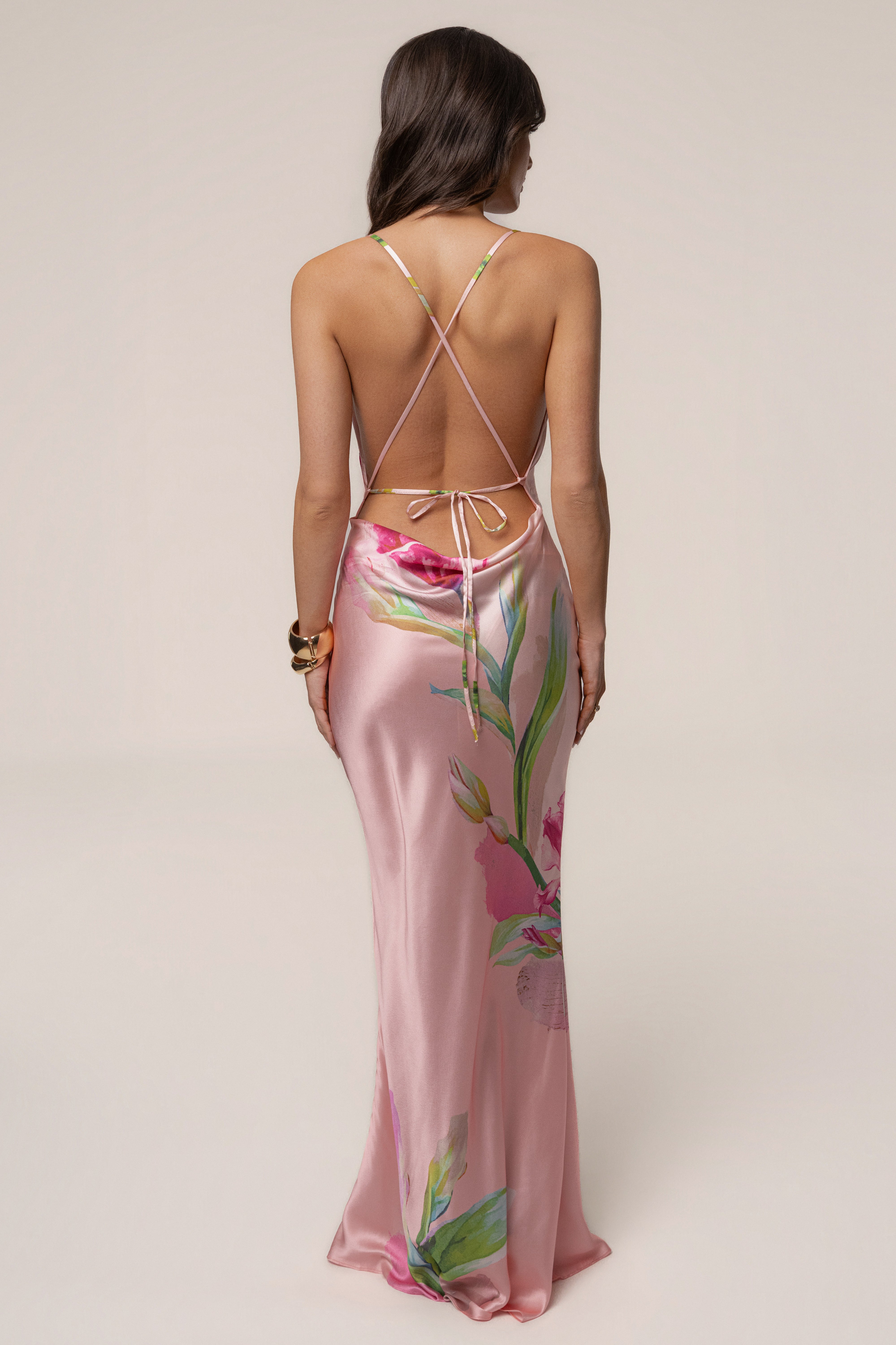 « Éden Tropical » — Robe Longue Fleurie en Satin, Rose Pâle