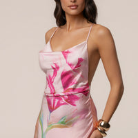 « Éden Tropical » — Robe Longue Fleurie en Satin, Rose Pâle