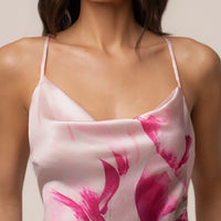 « Éden Tropical » — Robe Longue Fleurie en Satin, Rose Pâle