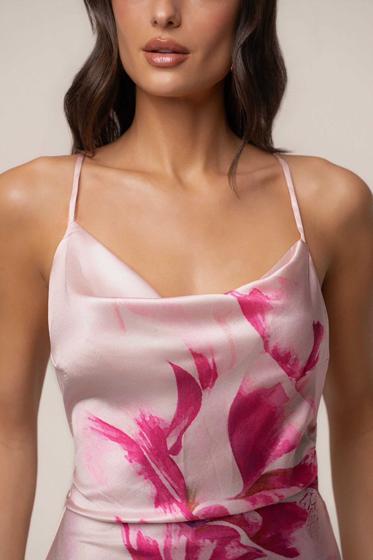 « Éden Tropical » — Robe Longue Fleurie en Satin, Rose Pâle