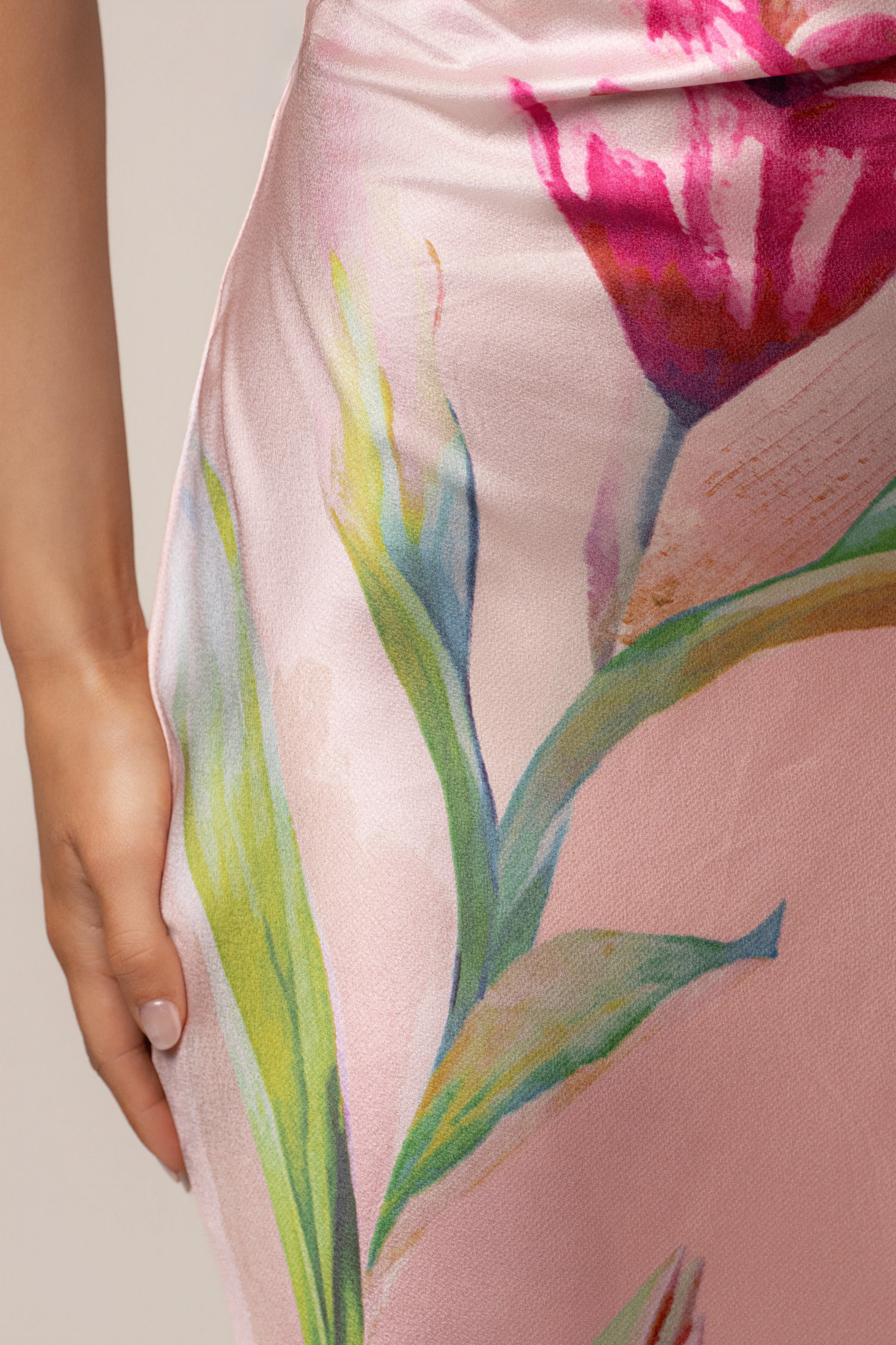 « Éden Tropical » — Robe Longue Fleurie en Satin, Rose Pâle