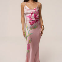 « Éden Tropical » — Robe Longue Fleurie en Satin, Rose Pâle
