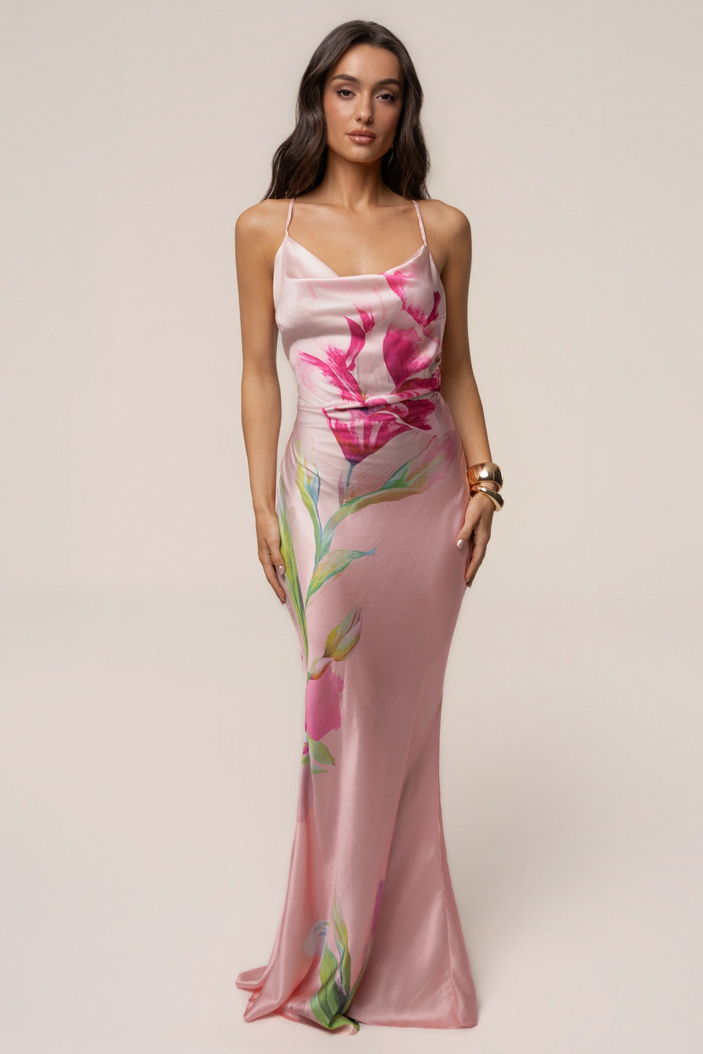 « Éden Tropical » — Robe Longue Fleurie en Satin, Rose Pâle