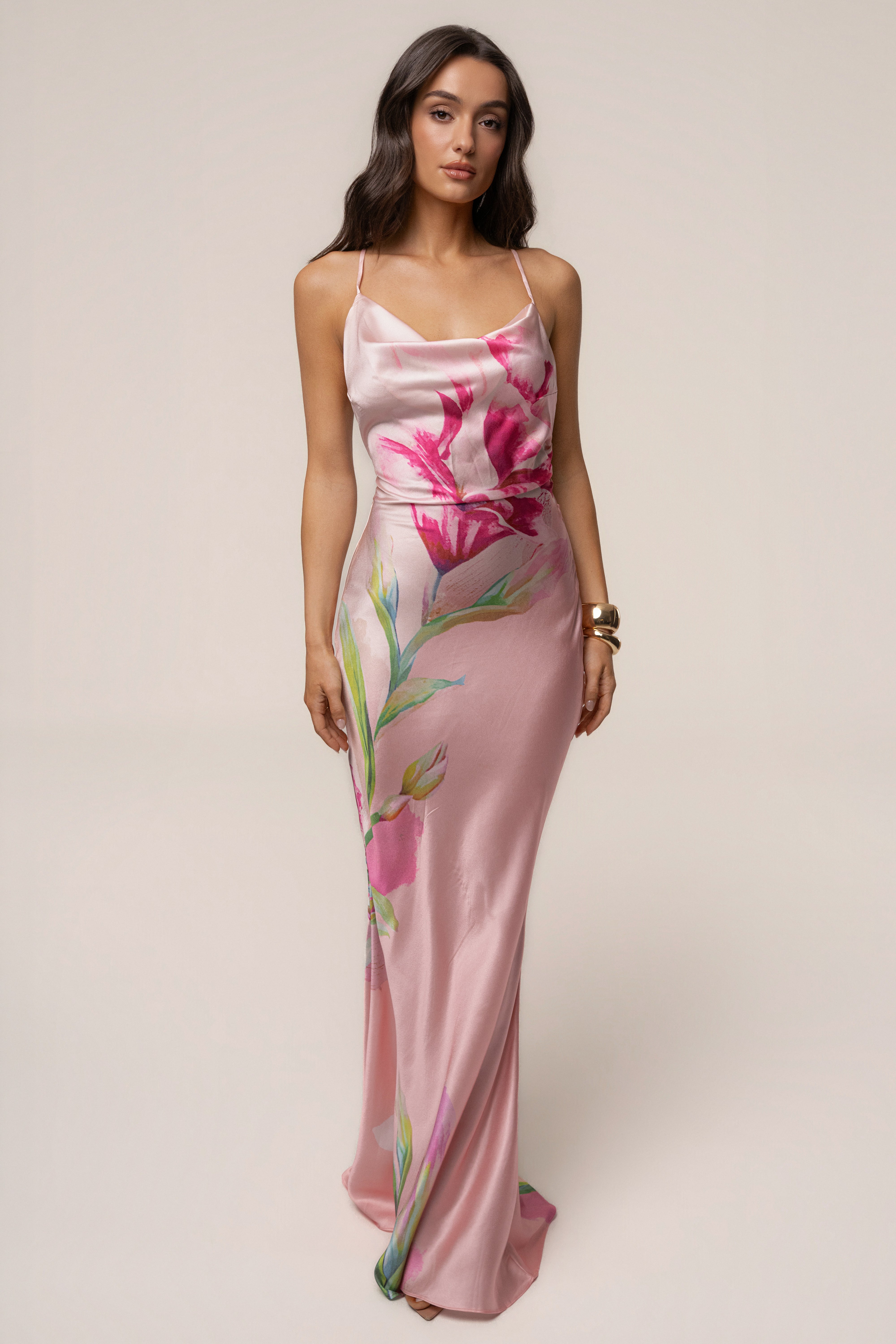 « Éden Tropical » — Robe Longue Fleurie en Satin, Rose Pâle