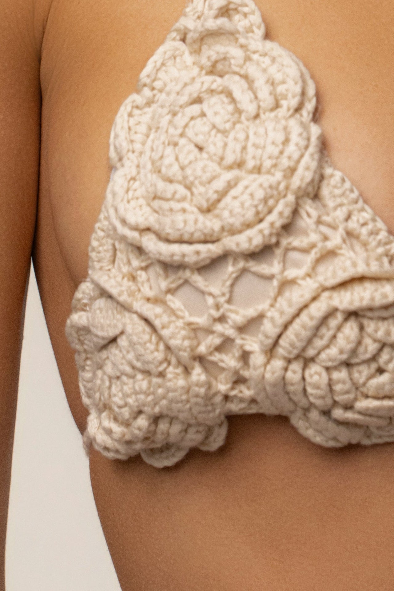 « Sable Doré » — Bikini Triangle en Crochet Fleuri, Beige