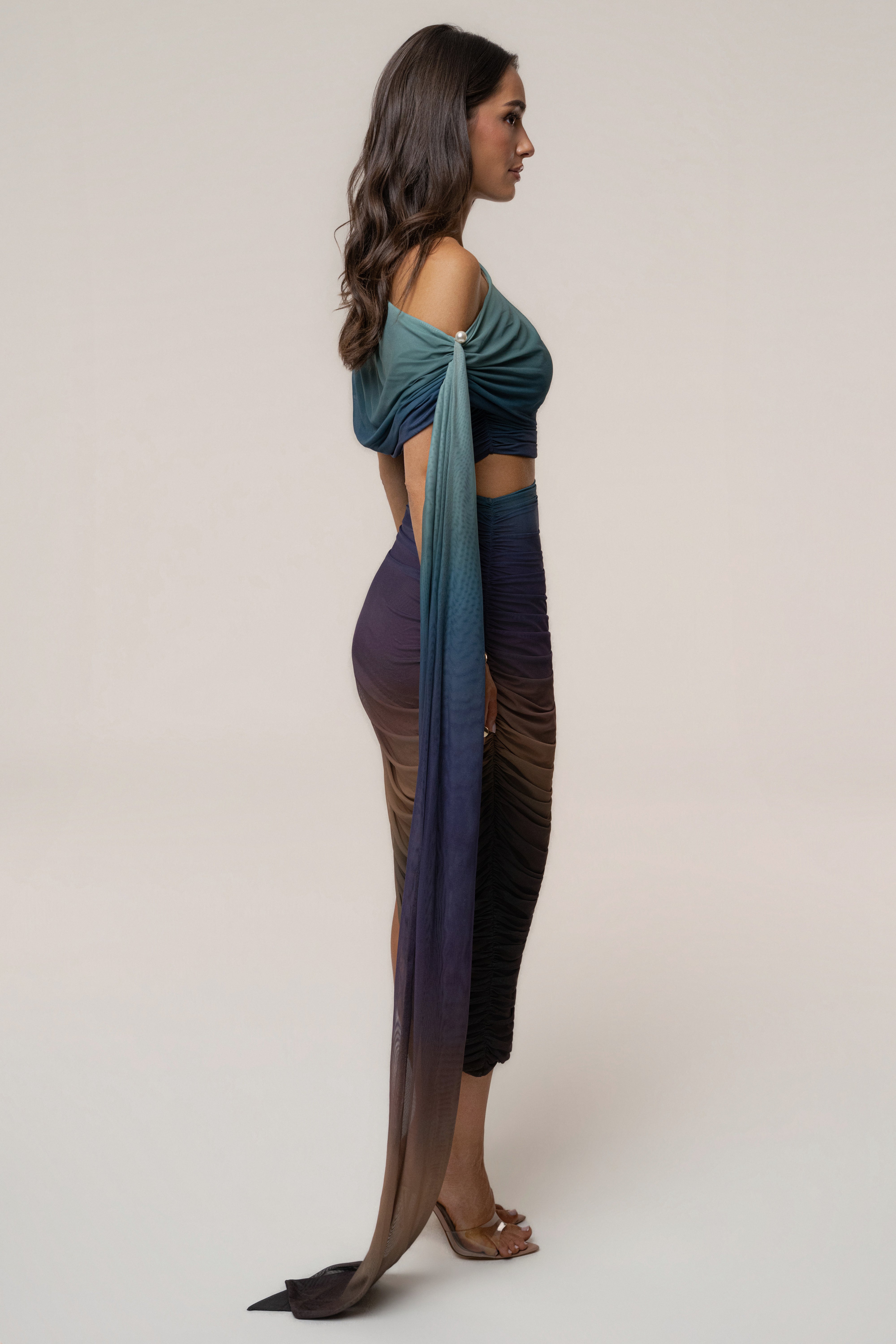 « Aris » — Robe Mi-Longue Découpée, Noir Ombré
