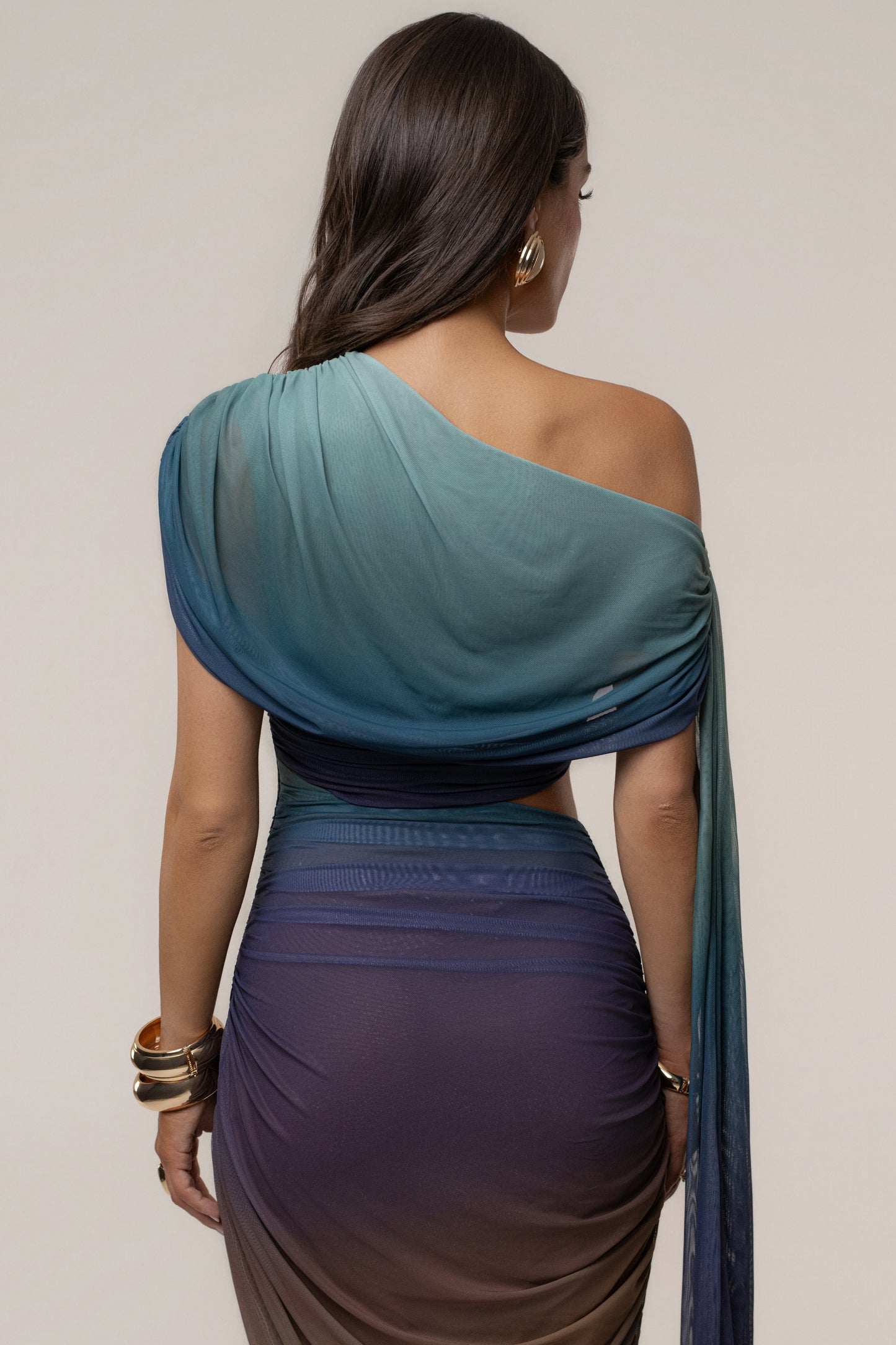 « Aris » — Robe Mi-Longue Découpée, Noir Ombré