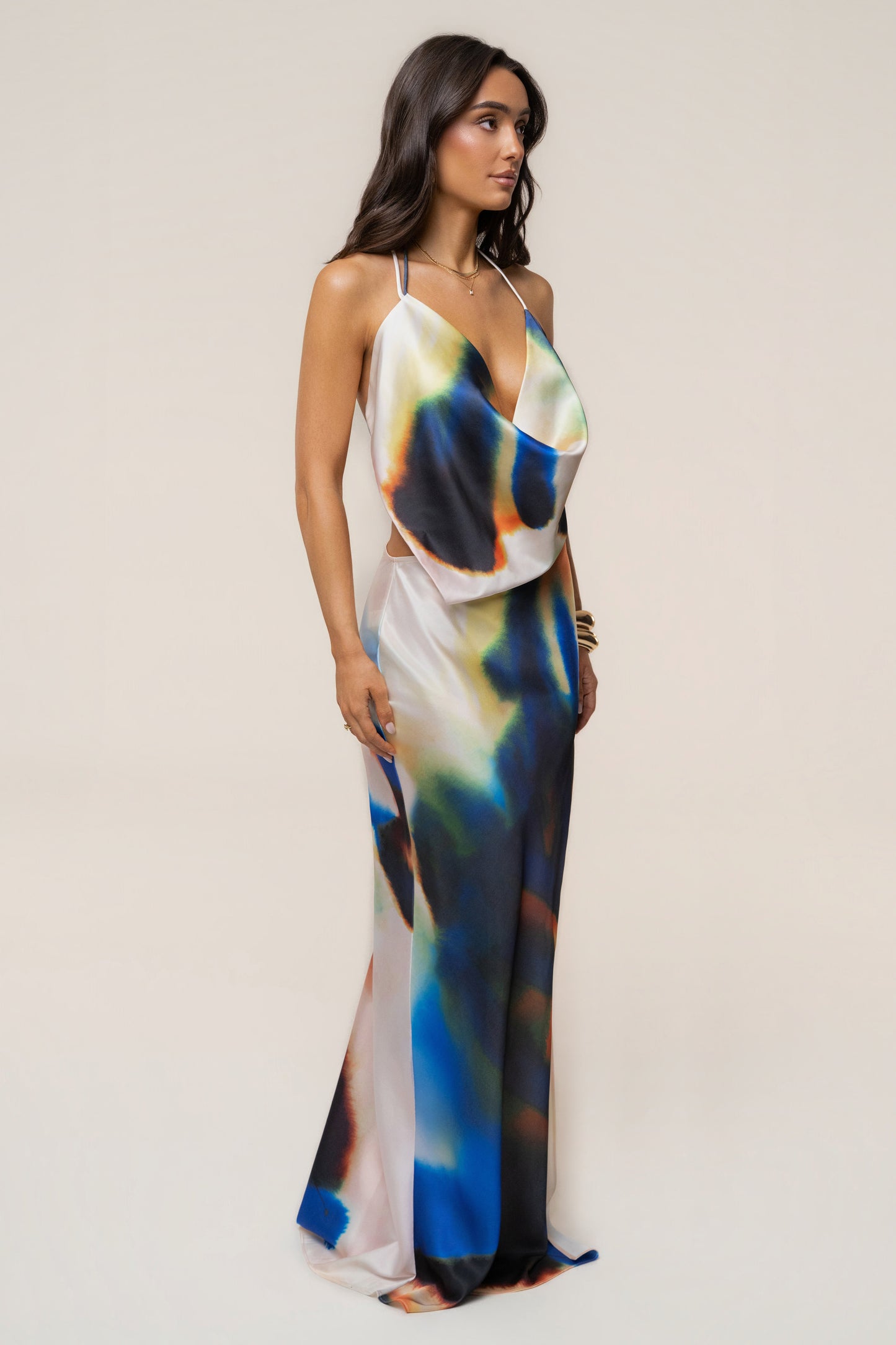 « Delmara » — Robe Longue Drapée Satinée, Multicolore