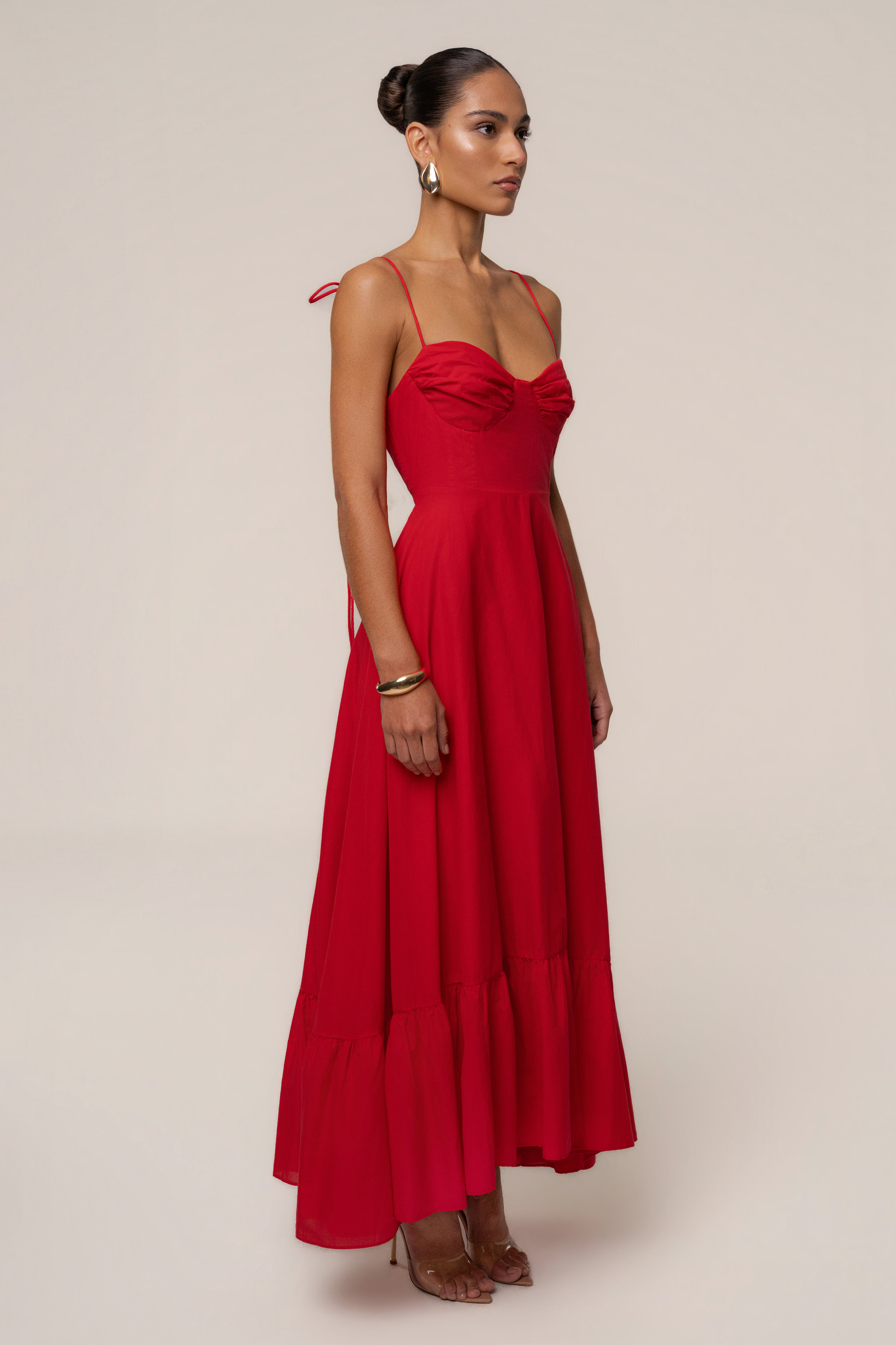 « Romance Fluide » — Robe Longue Bustier Volantée, Rouge