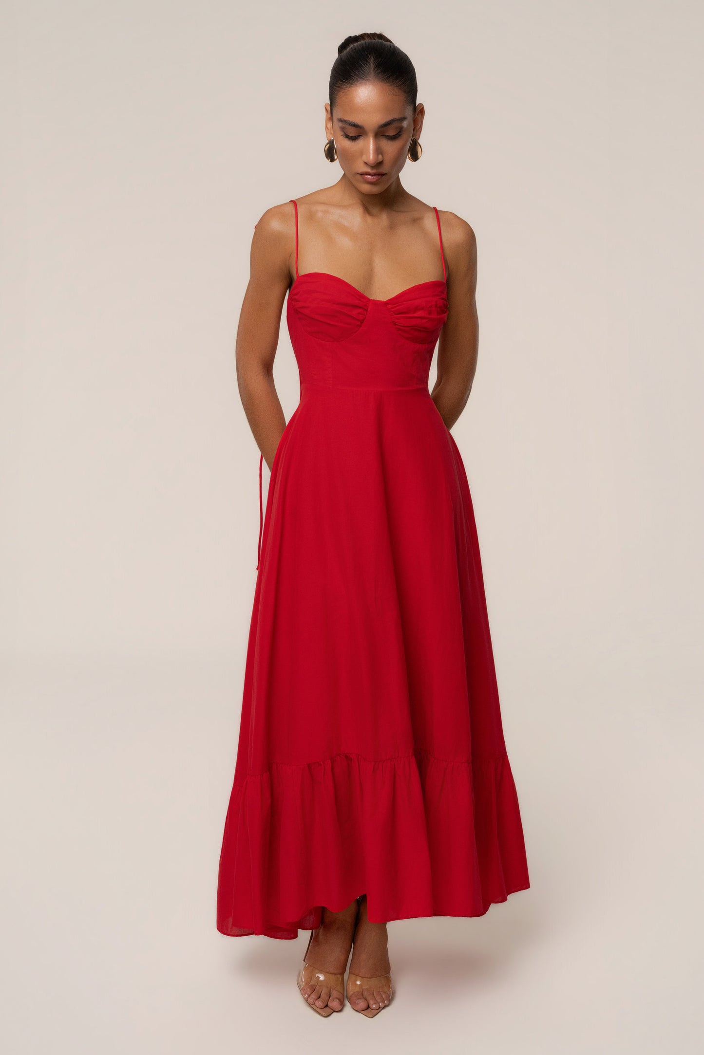 « Romance Fluide » — Robe Longue Bustier Volantée, Rouge
