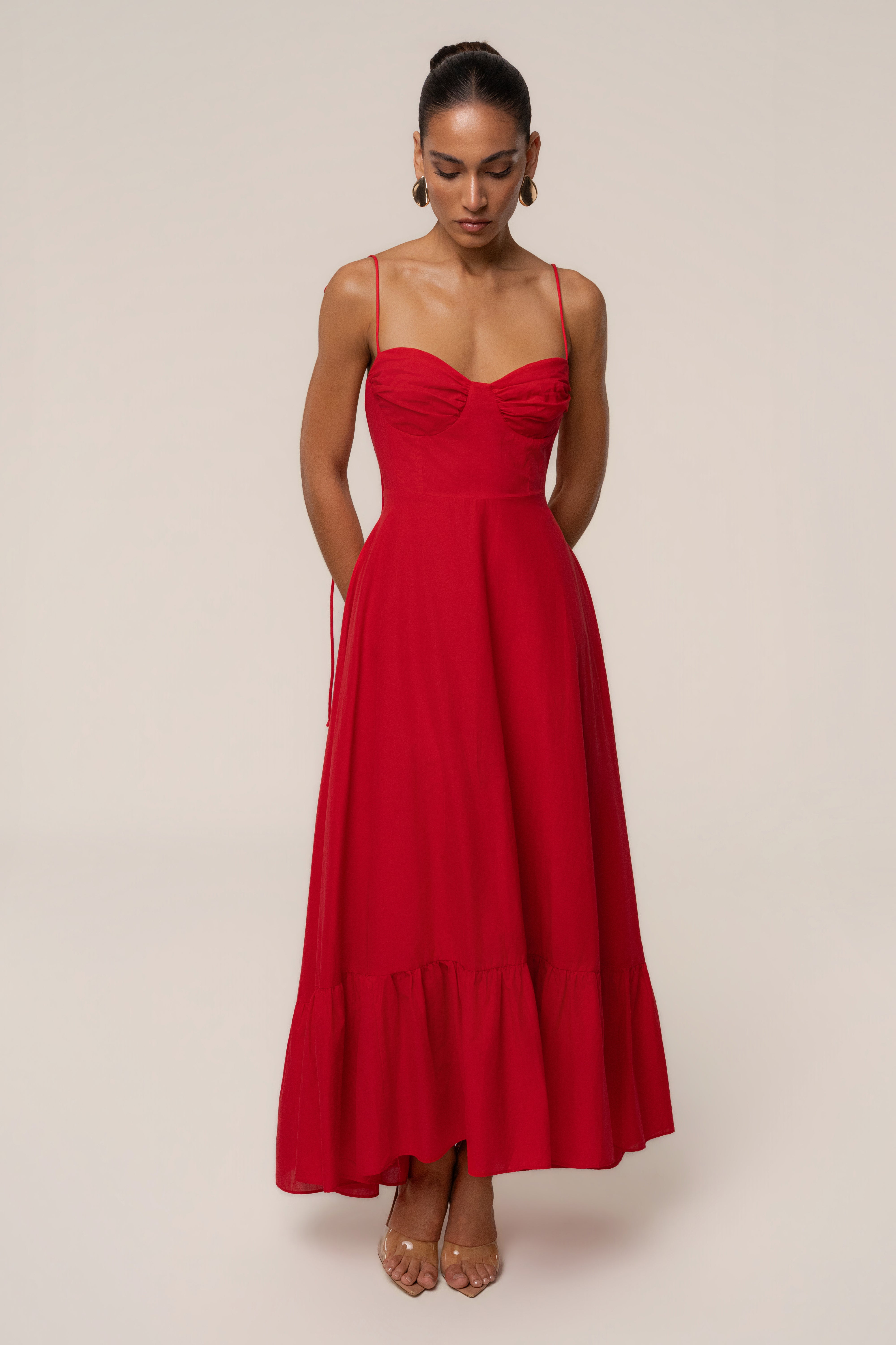 « Romance Fluide » — Robe Longue Bustier Volantée, Rouge