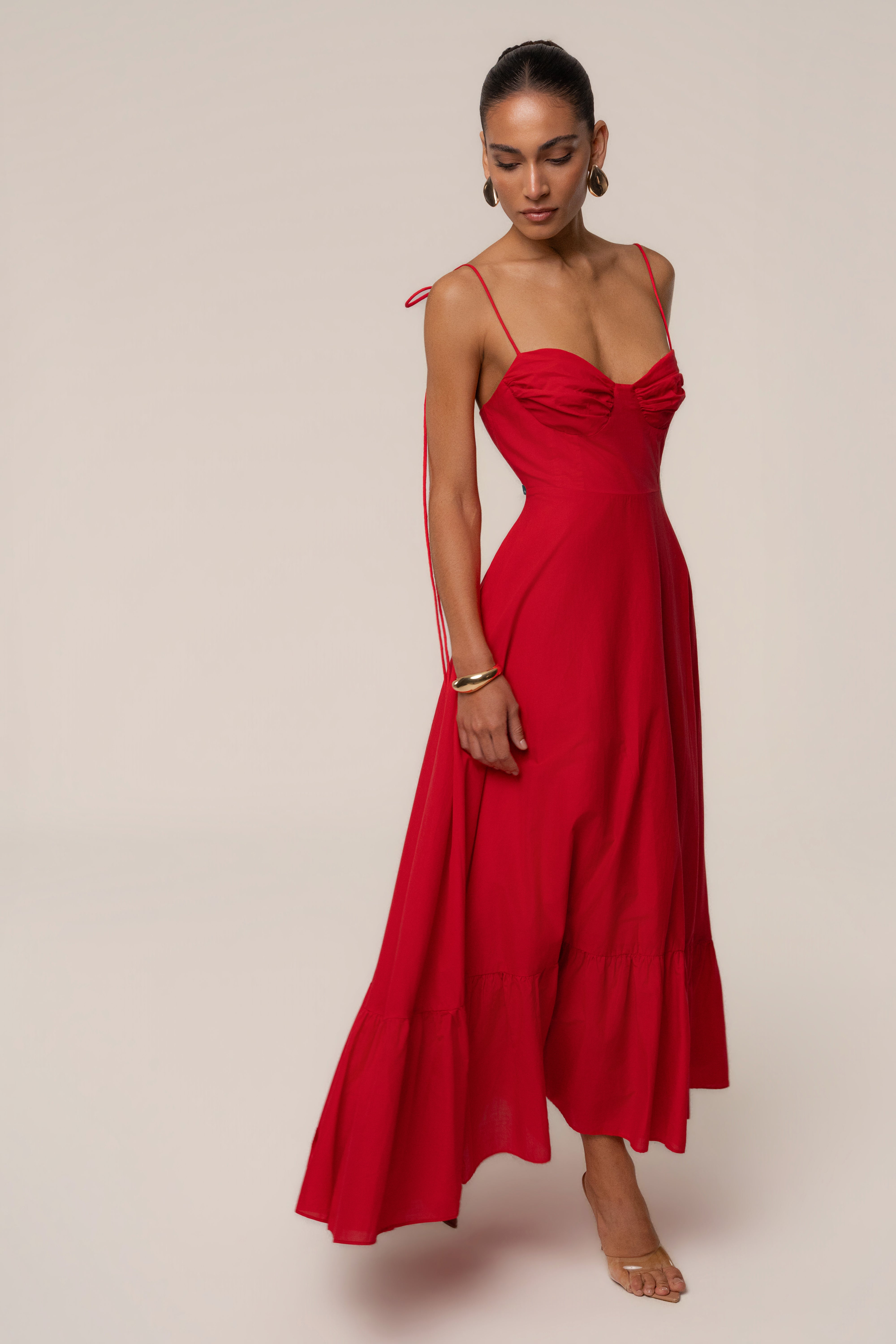 « Romance Fluide » — Robe Longue Bustier Volantée, Rouge
