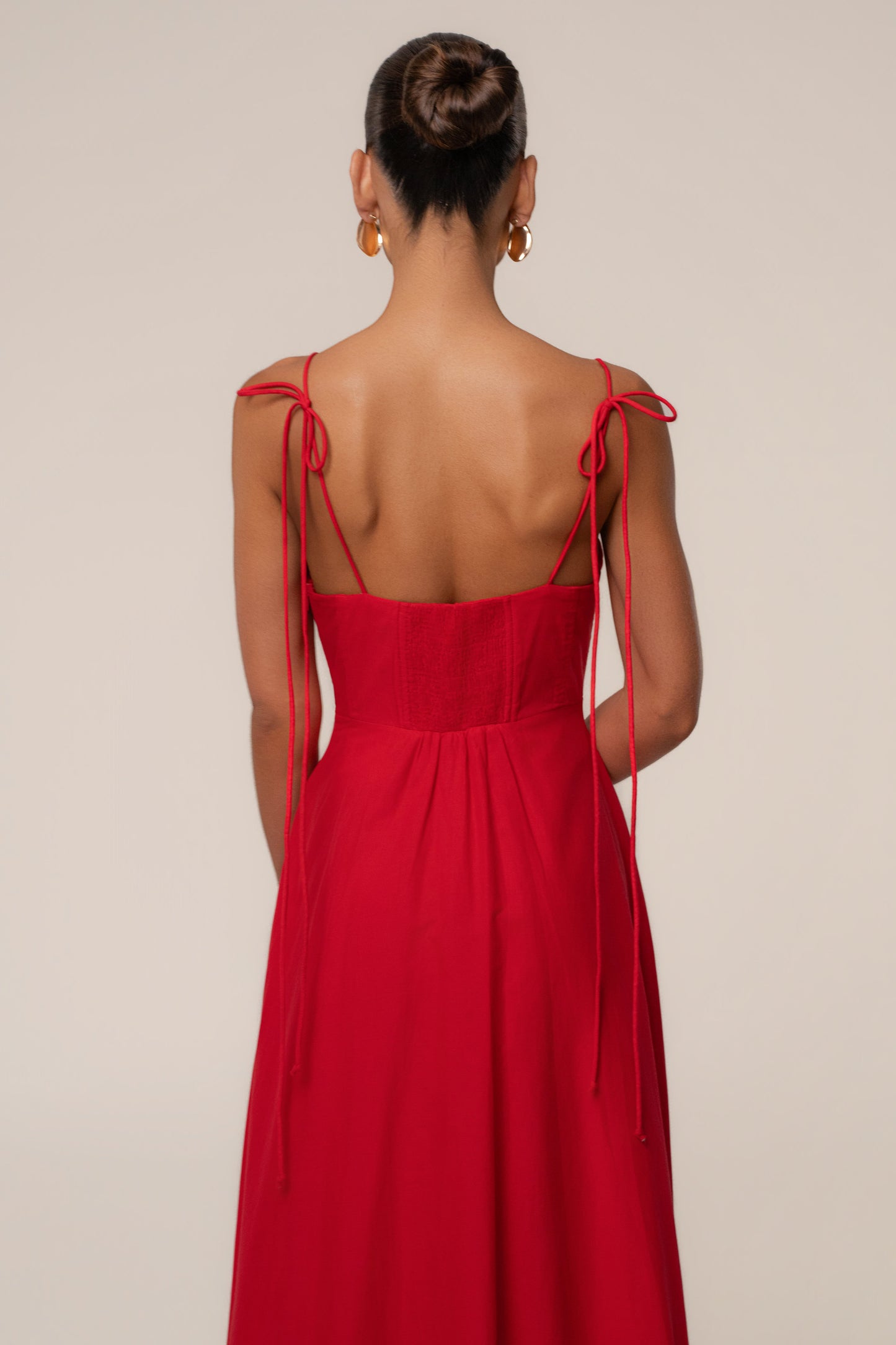 « Romance Fluide » — Robe Longue Bustier Volantée, Rouge