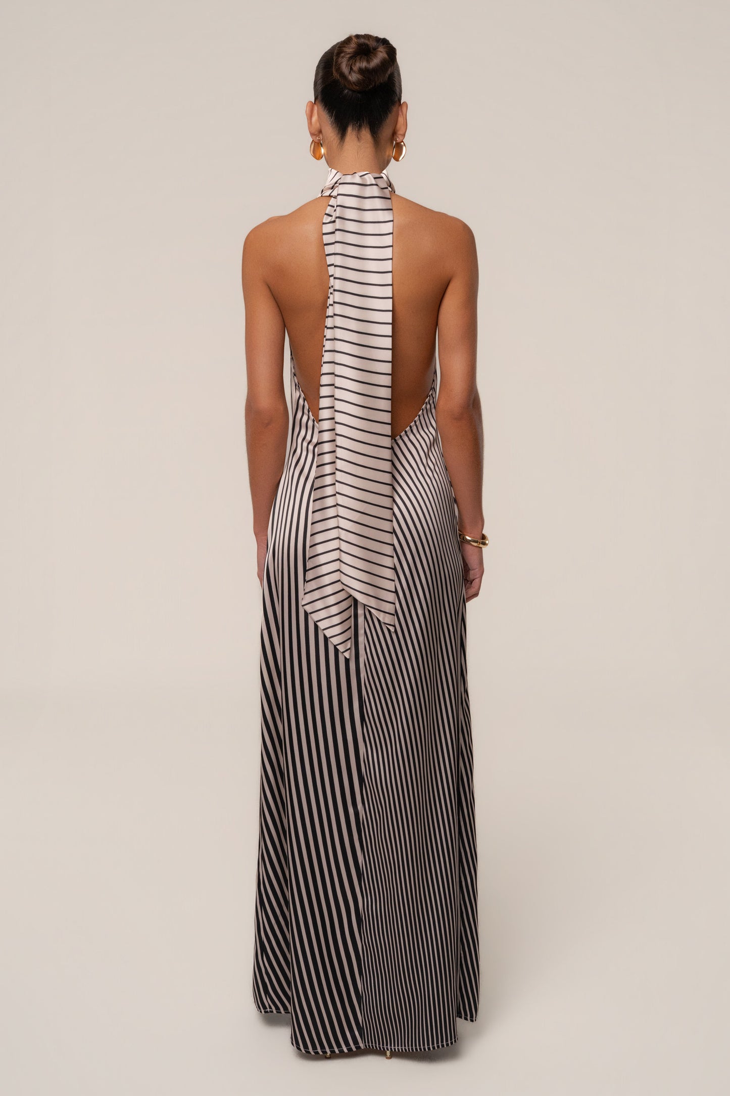 « Lueur Rayée » — Robe Longue Rayée Satinée, Ivoire