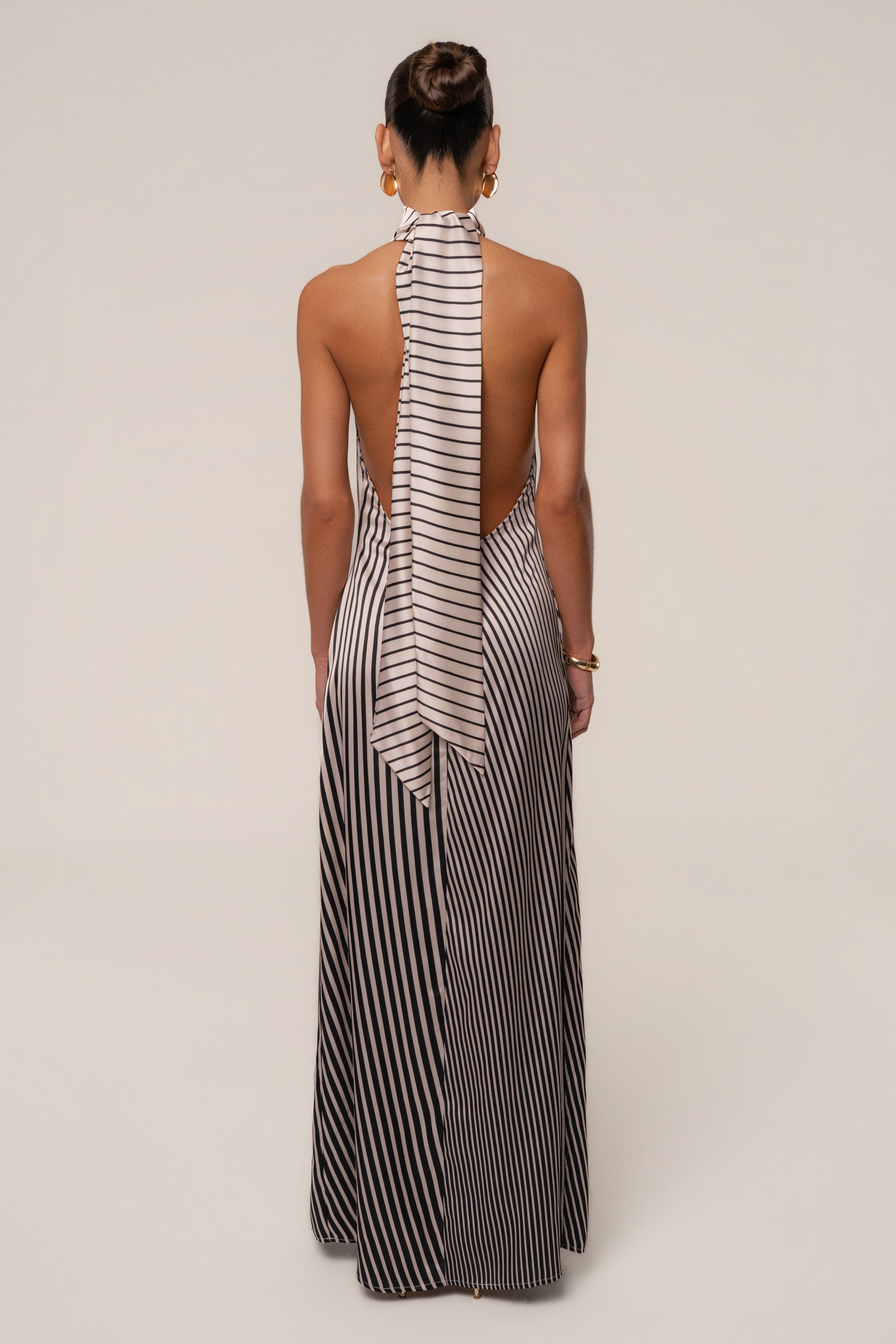 « Lueur Rayée » — Robe Longue Rayée Satinée, Ivoire