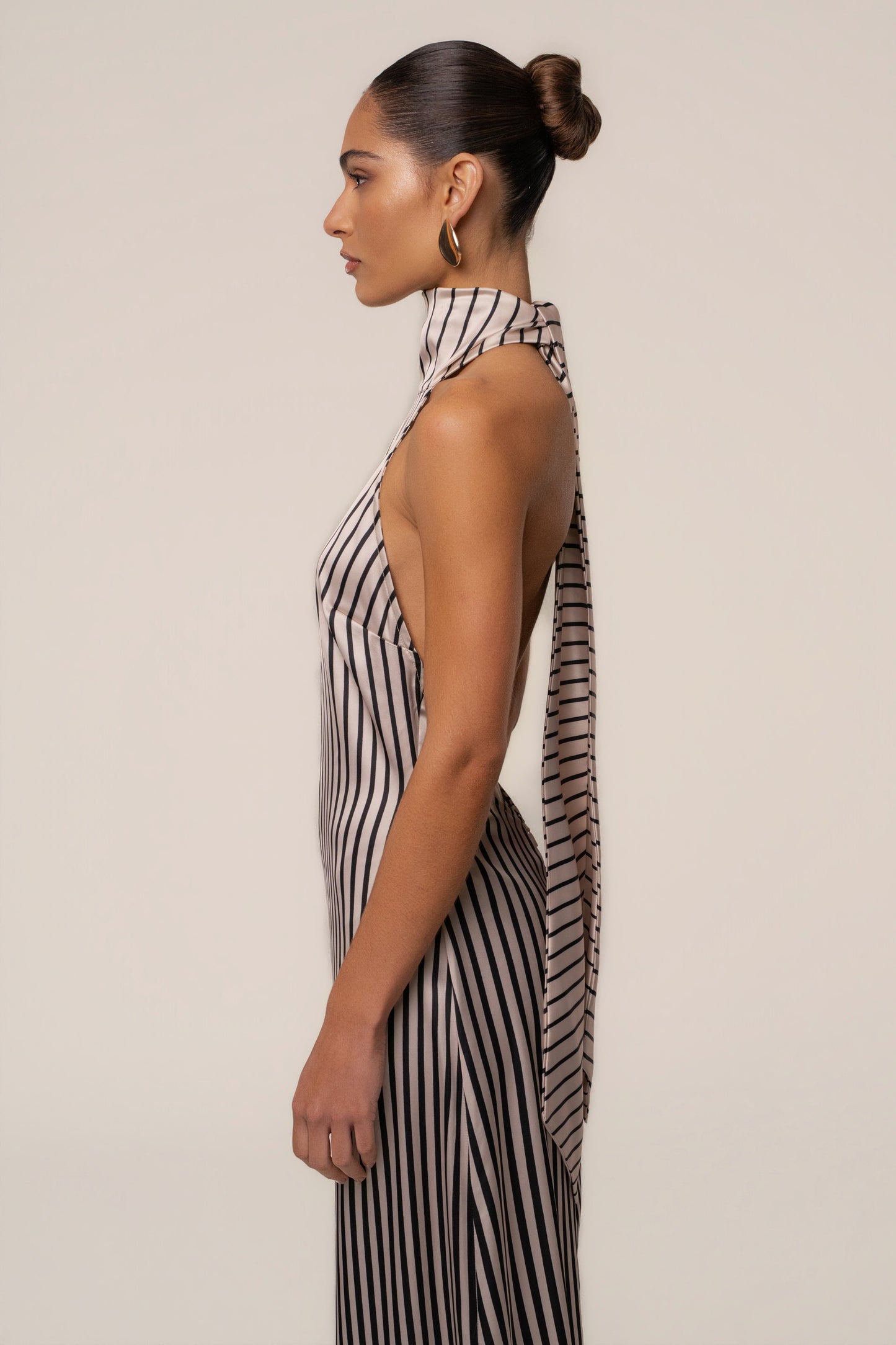 « Lueur Rayée » — Robe Longue Rayée Satinée, Ivoire