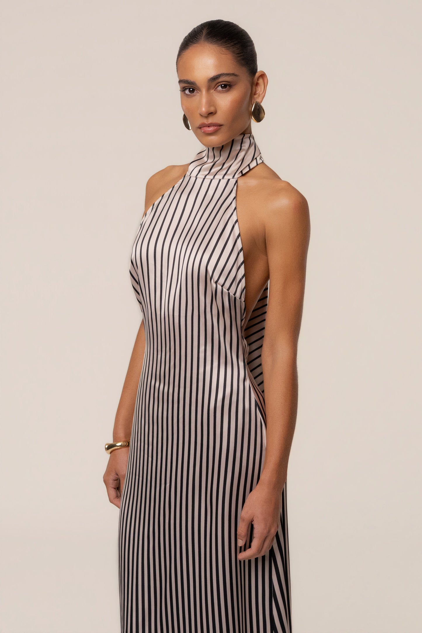 « Lueur Rayée » — Robe Longue Rayée Satinée, Ivoire