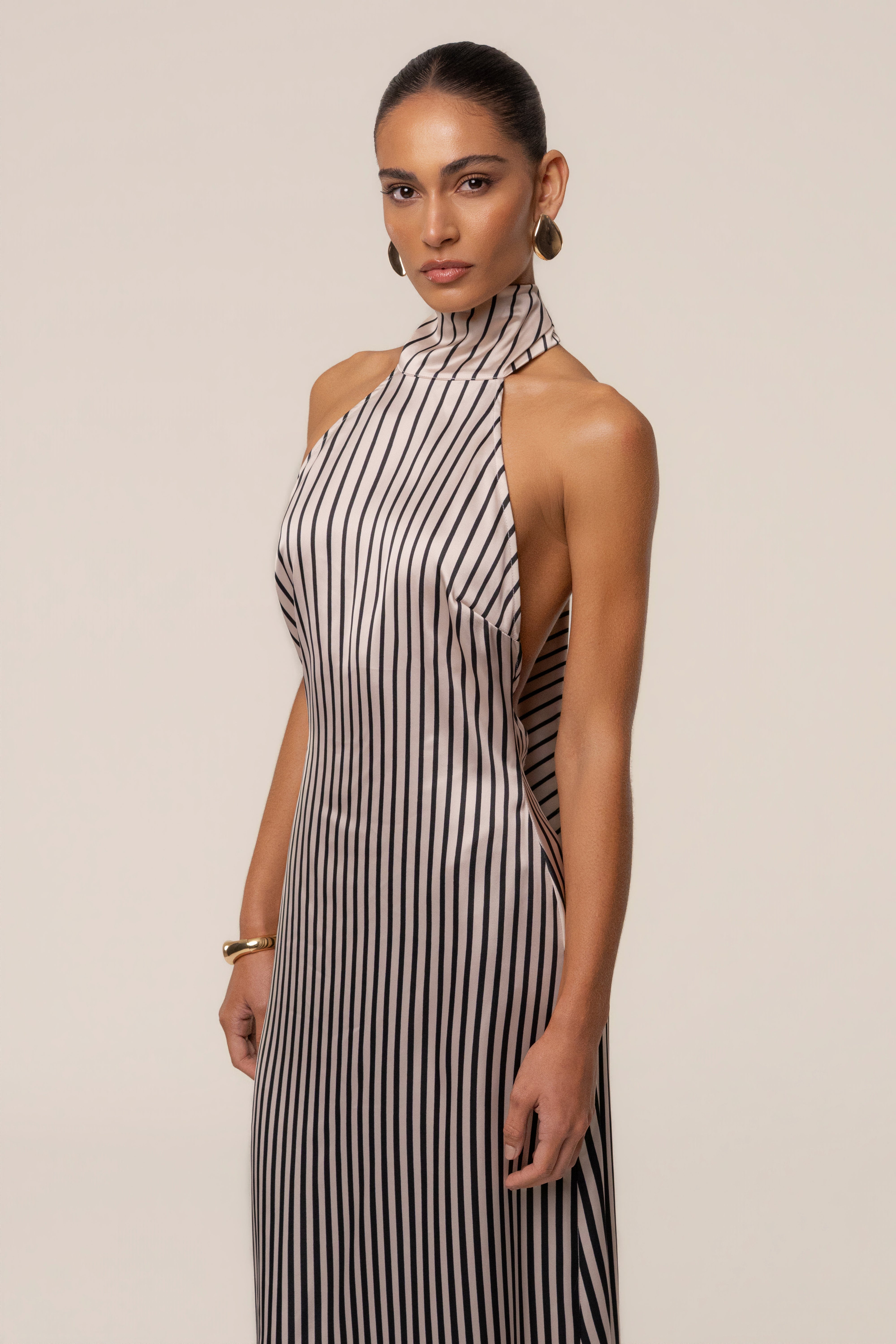 « Lueur Rayée » — Robe Longue Rayée Satinée, Ivoire