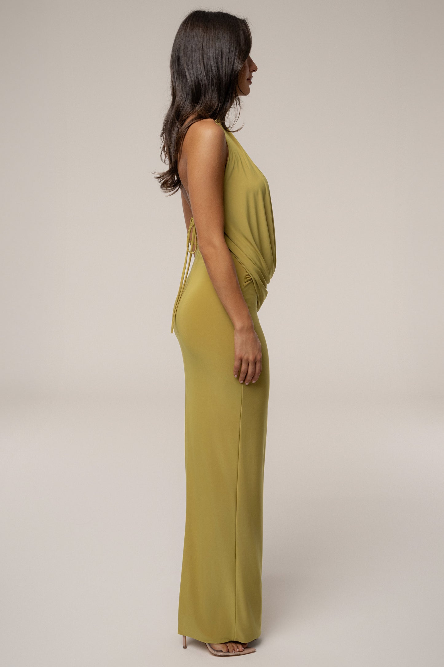 « Aube Drapée » — Robe Longue Dos Nu Col Bénitier, Vert Mousse