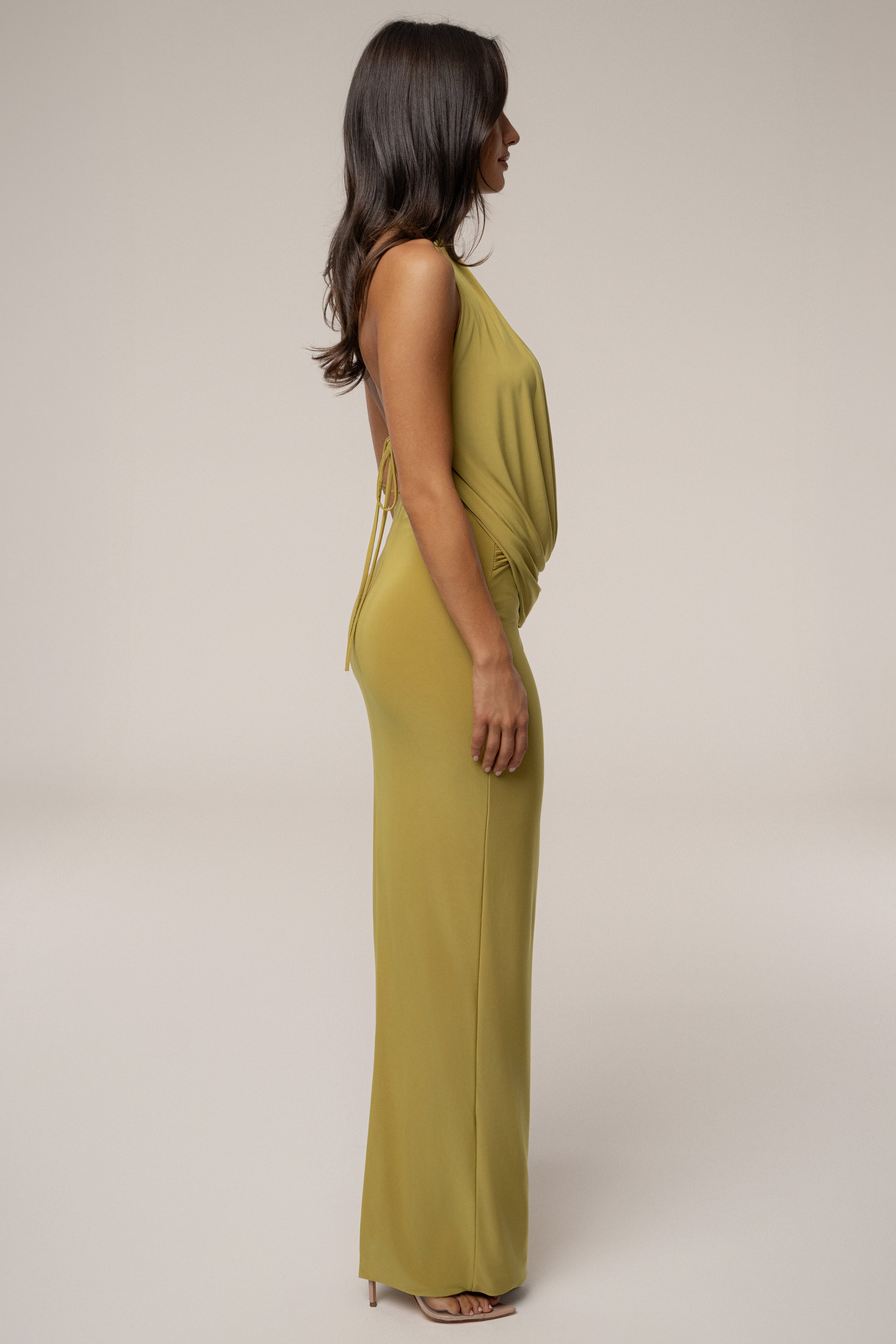 « Aube Drapée » — Robe Longue Dos Nu Col Bénitier, Vert Mousse