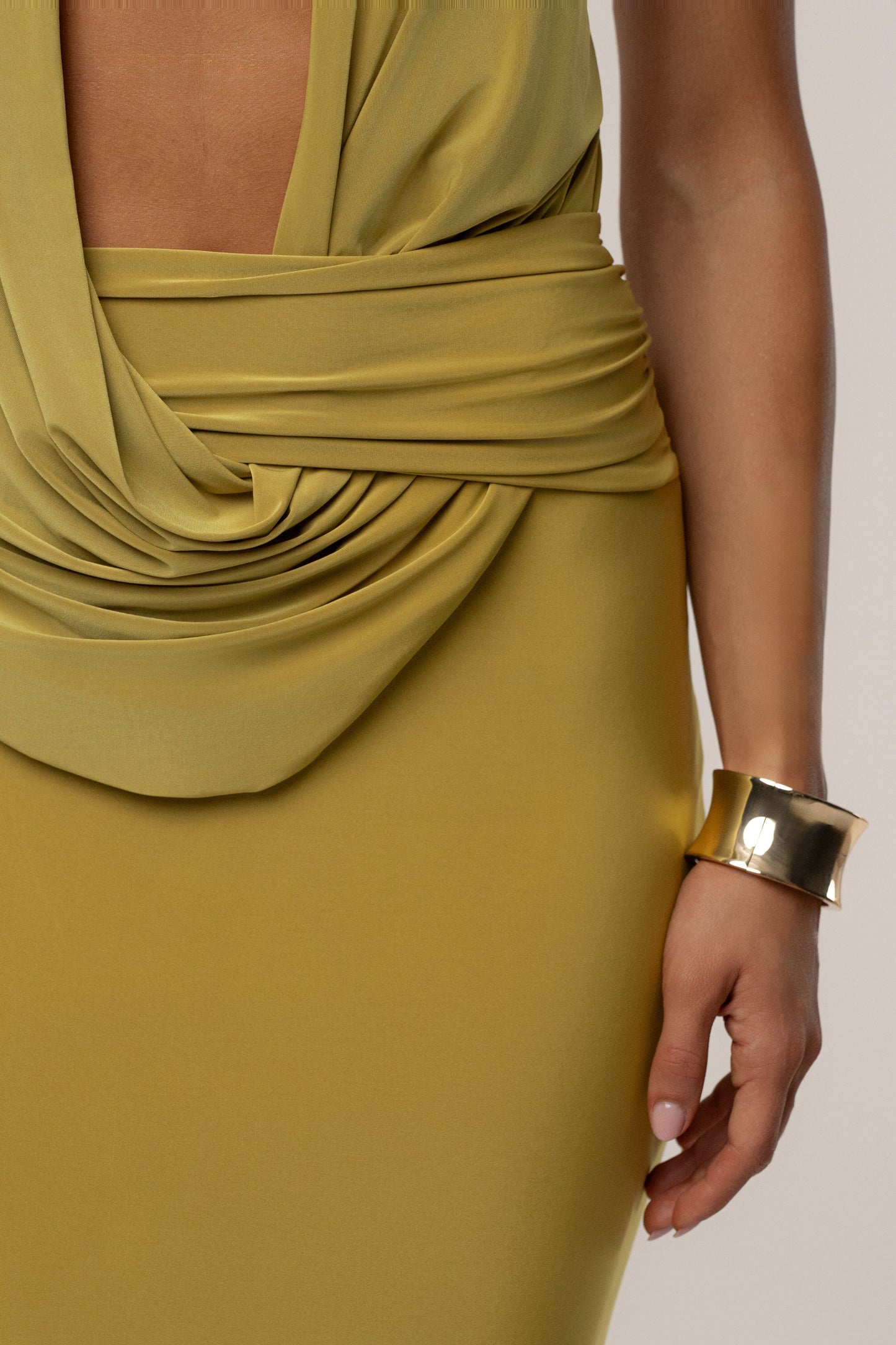 « Aube Drapée » — Robe Longue Dos Nu Col Bénitier, Vert Mousse