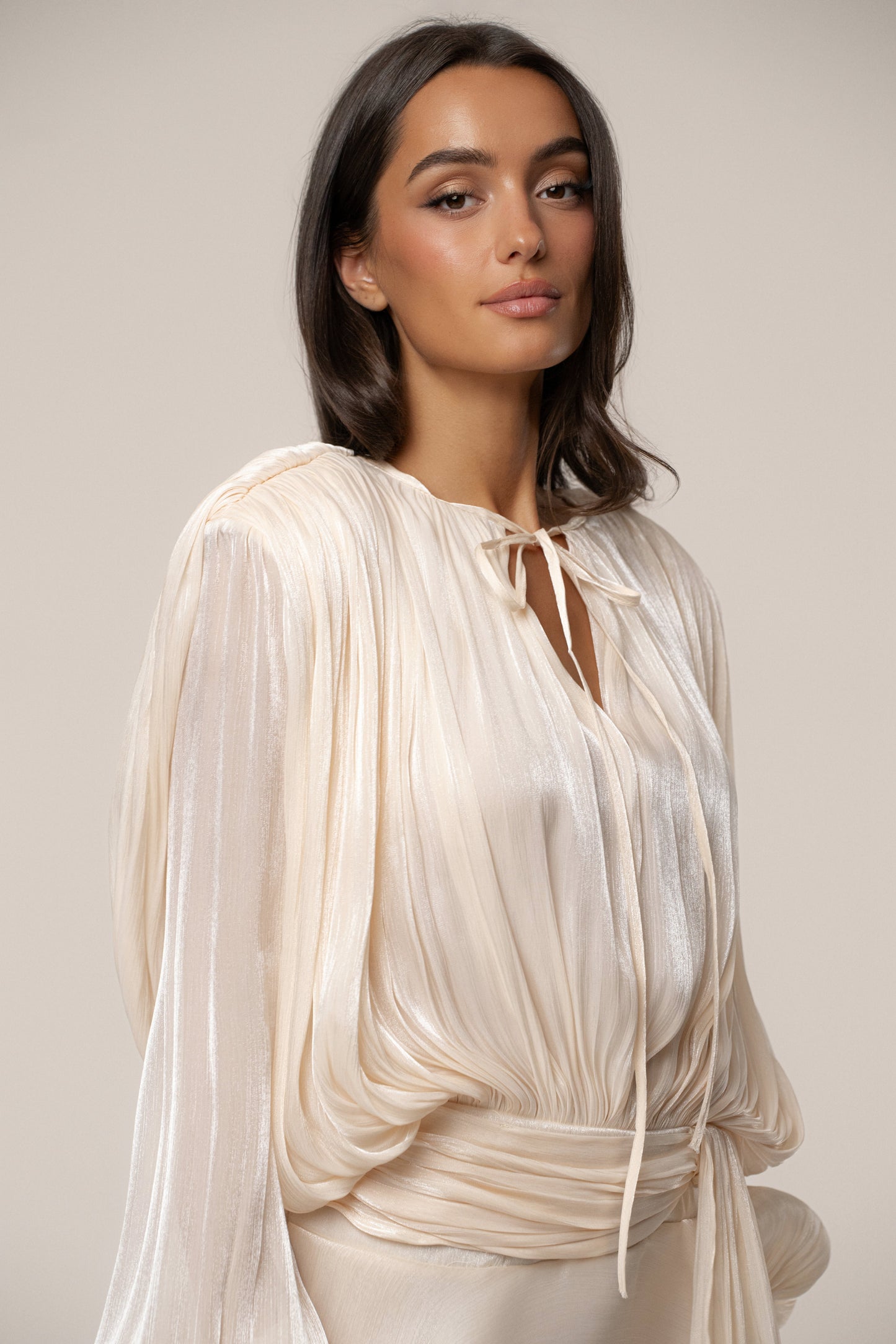 « Lueur Pure » — Robe Courte Drapée, Crème