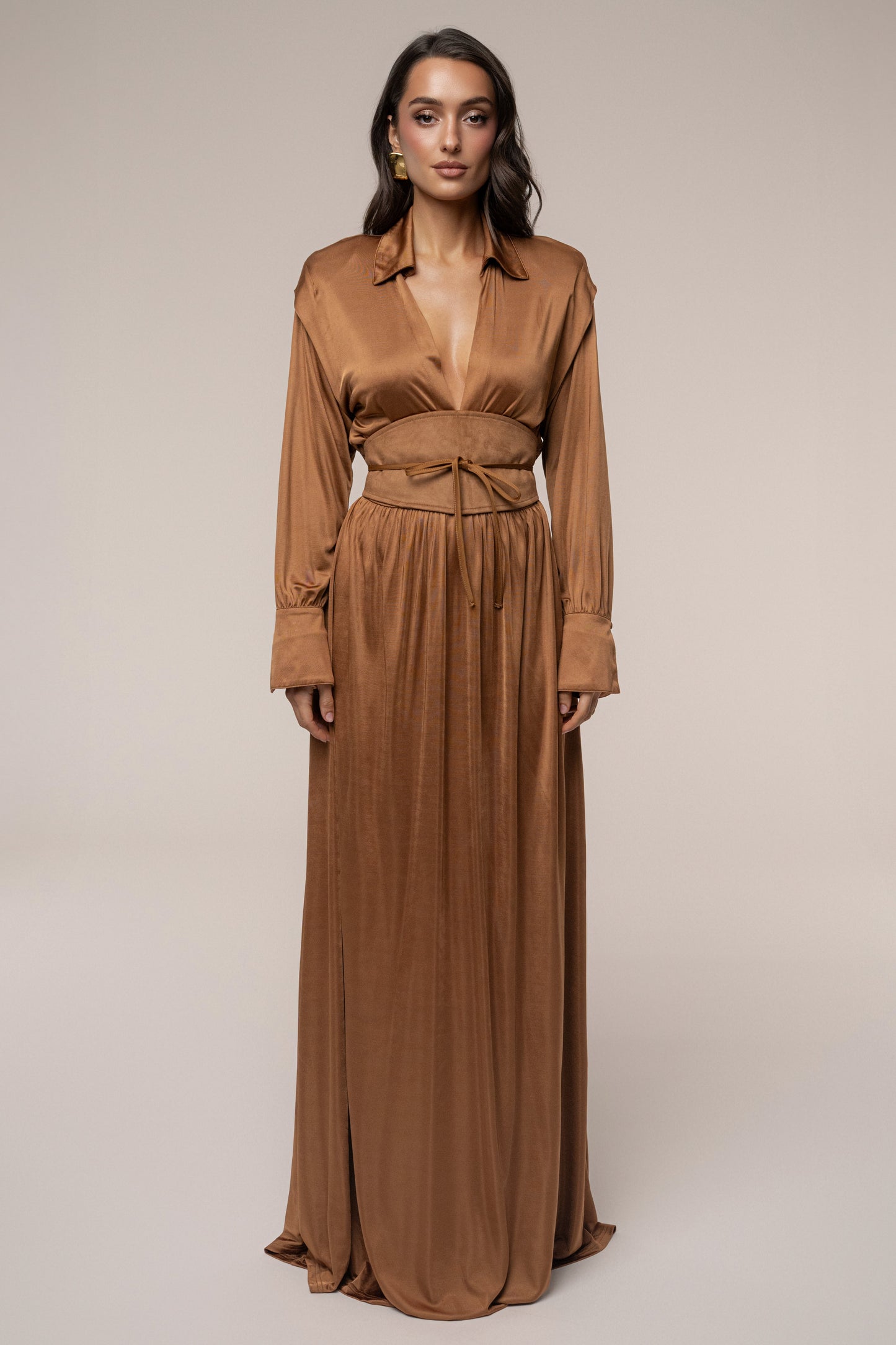 « Ligne Haute » — Robe Longue à Col, Fauve