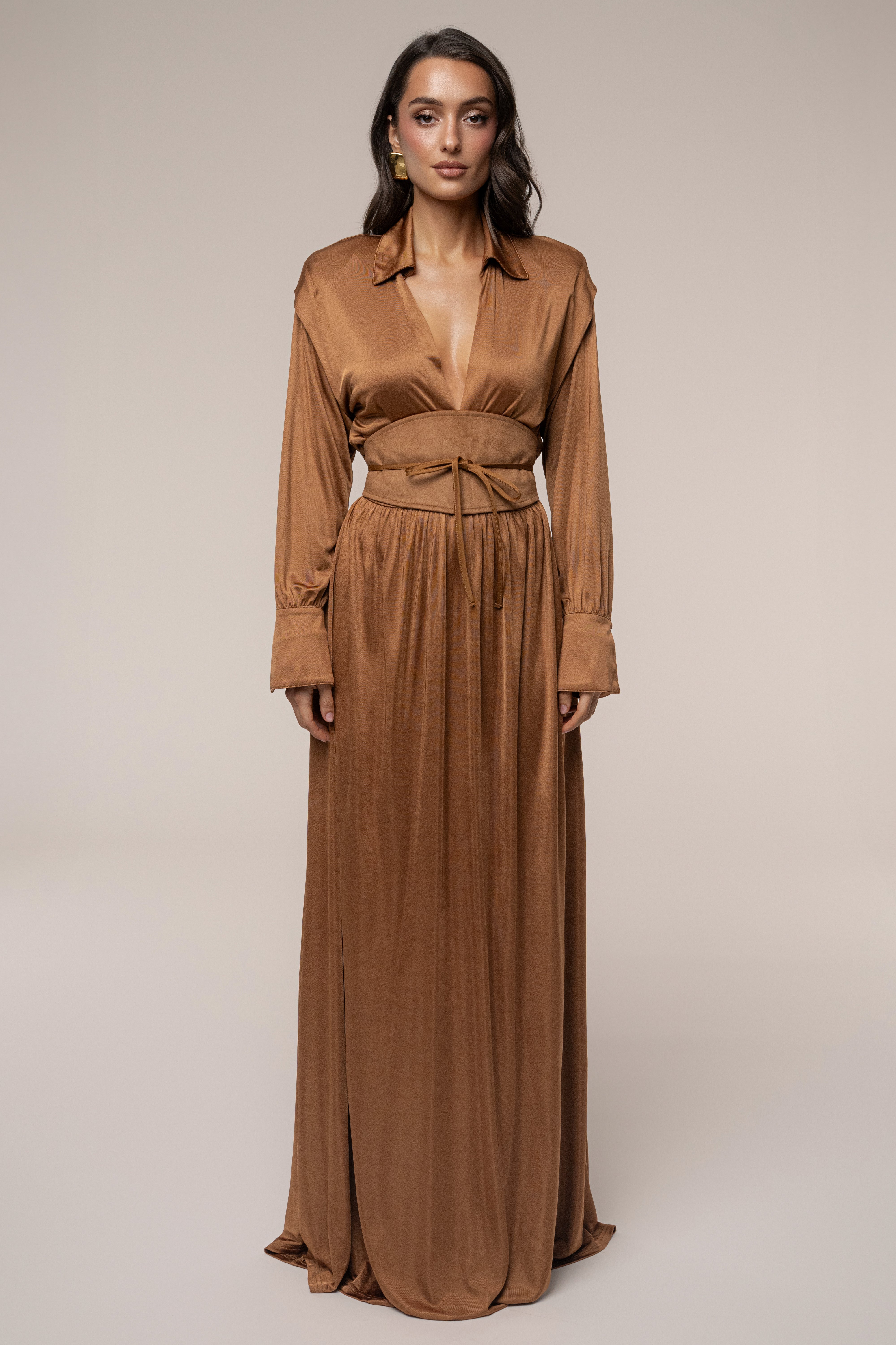 « Ligne Haute » — Robe Longue à Col, Fauve