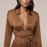 « Ligne Haute » — Robe Longue à Col, Fauve