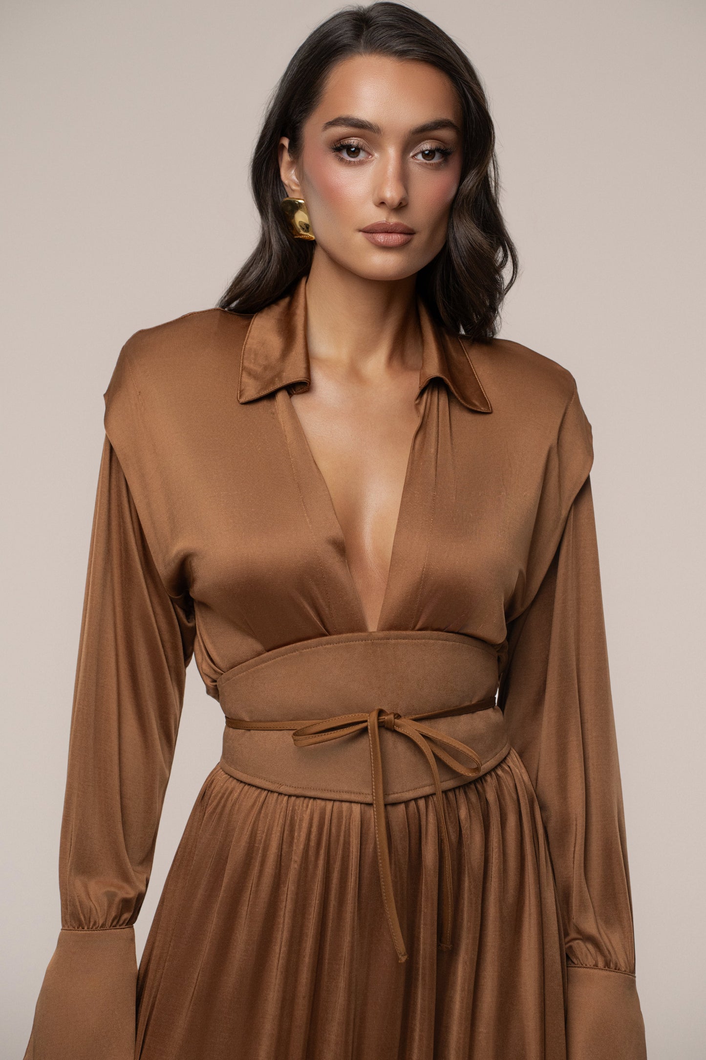 « Ligne Haute » — Robe Longue à Col, Fauve